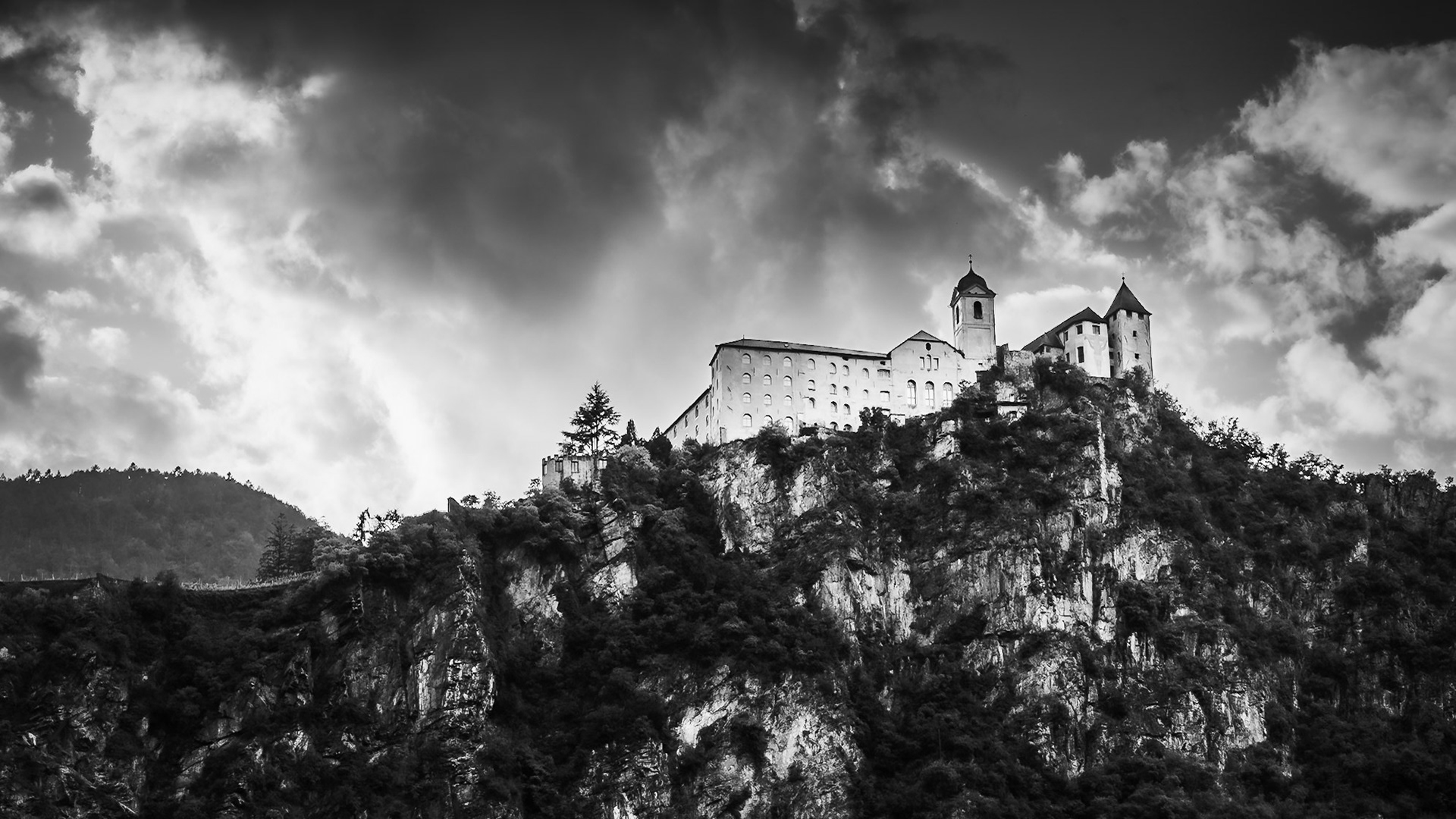 Chiusa - Convent on the Cliff’s Edge (9:16)