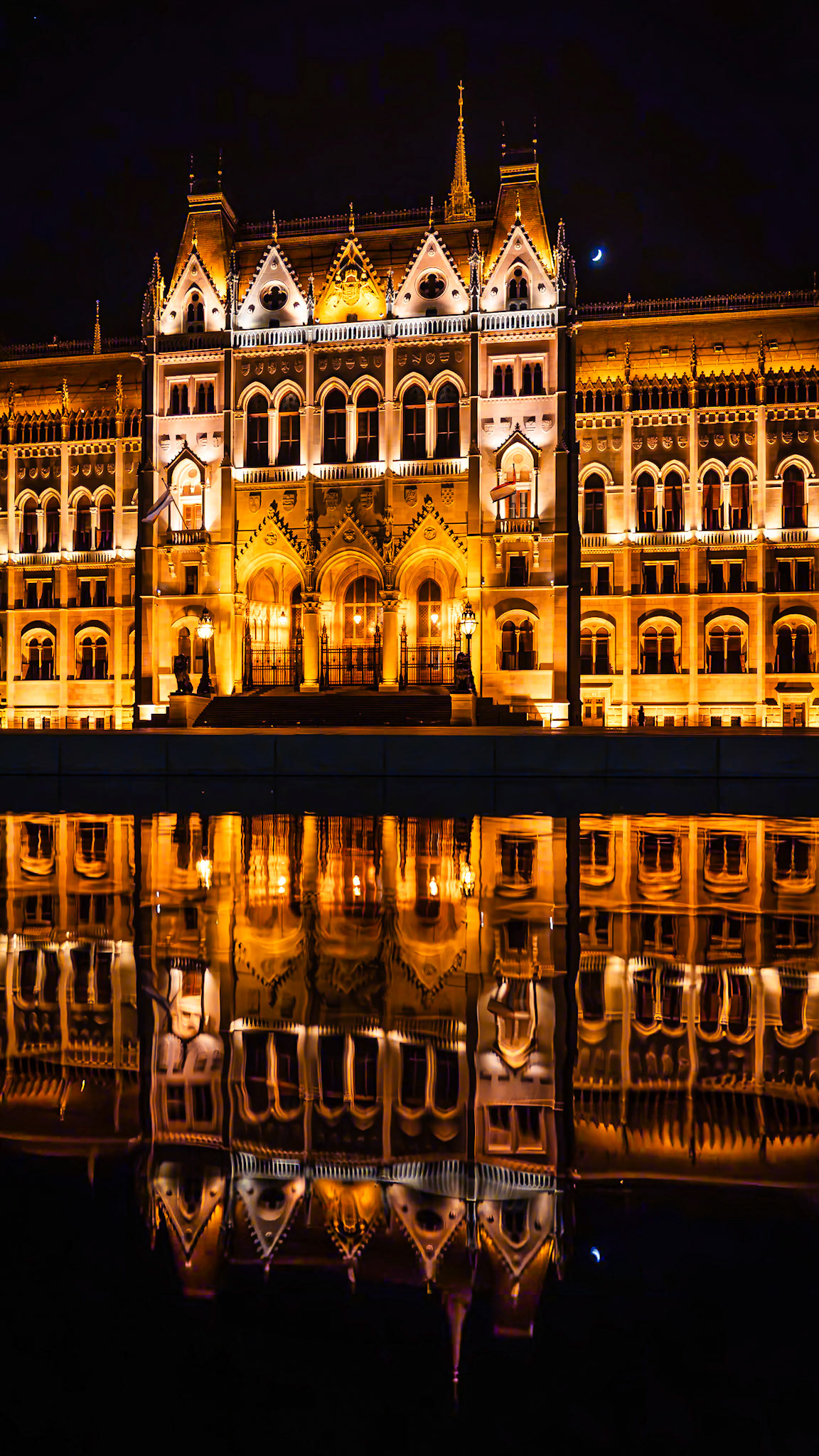 Budapest - Mirror of Power (16:9)