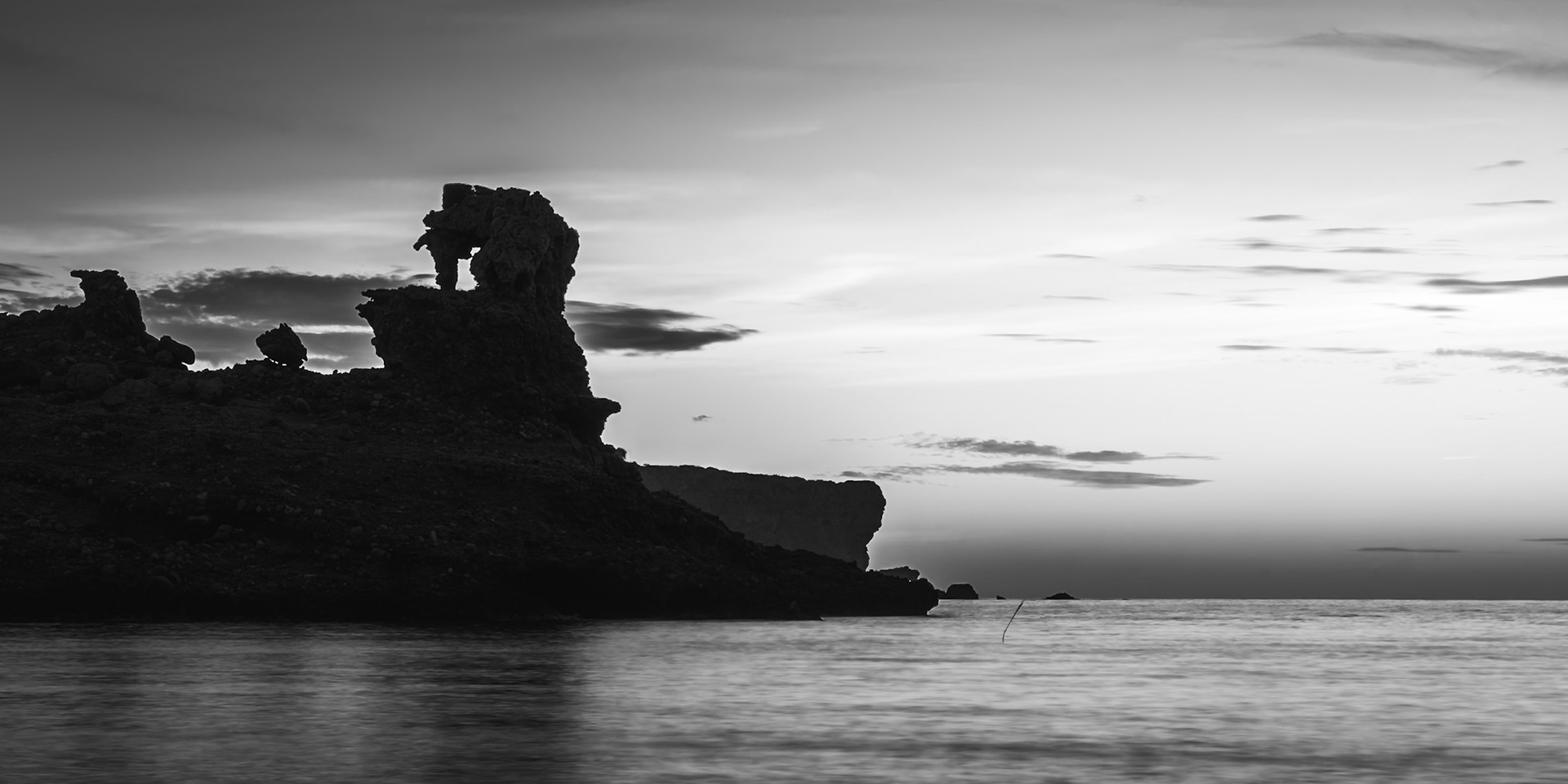 Cala Morell - Horizon Through Stone (1:2)