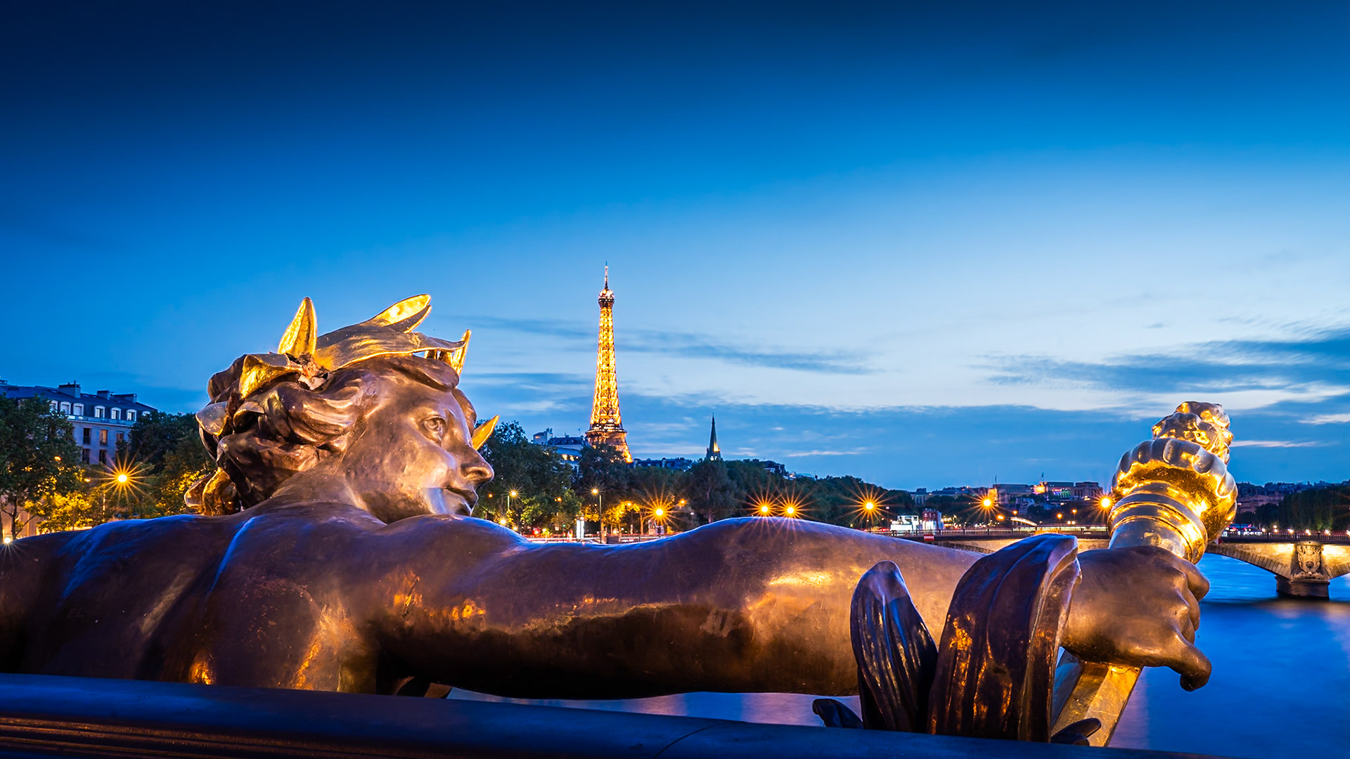 Paris - Hugging but Ignoring Eiffel Tower (16:9)