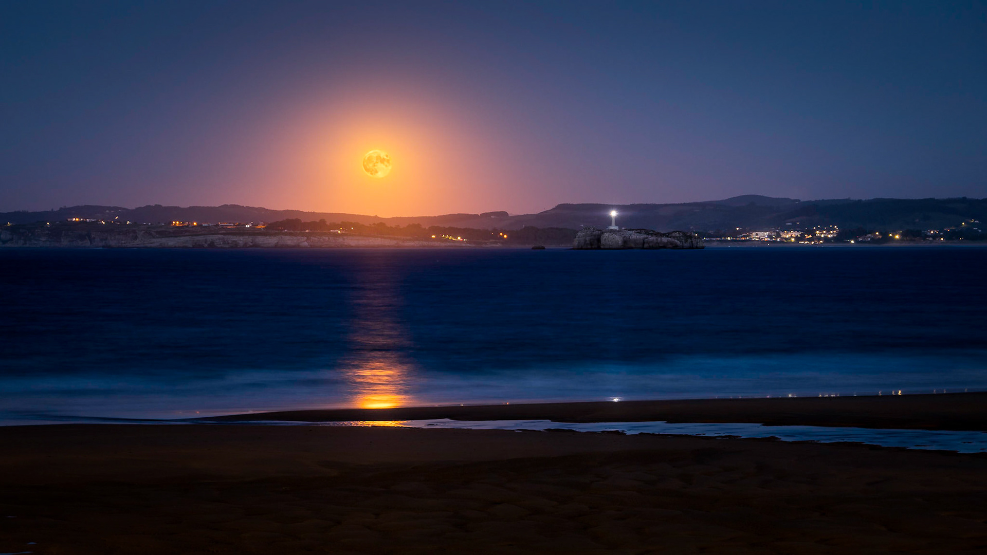 El Sardinero - Full Moon Rising (16:9)