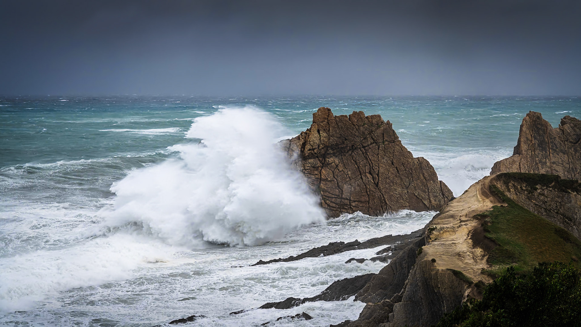 La Arnia - Crashing Wave with Strong Wind (2:1)