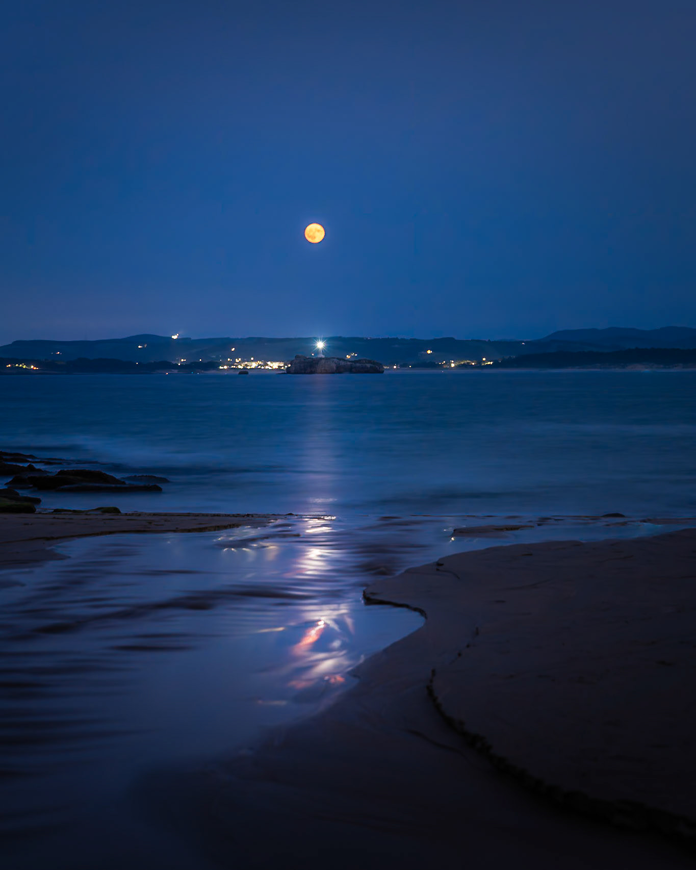Los Molinucos - Full Moon and Lighthouse Reflection (3:2)