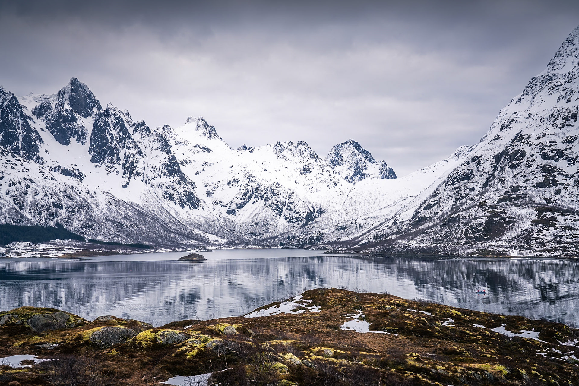 Austnespollen Viewpoint - Quietness at the Fjord (2:3)