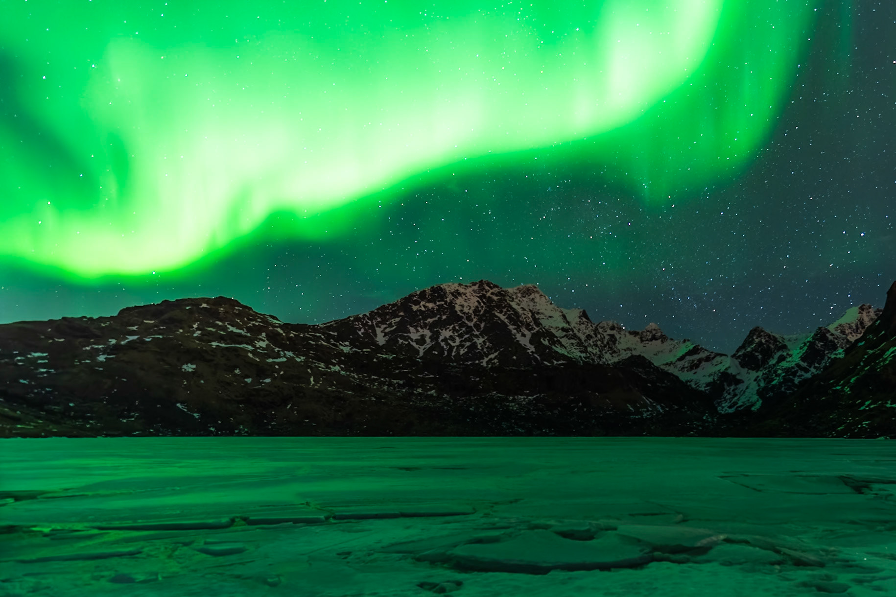 Vikvatnet - Descending Aurora (2:3)