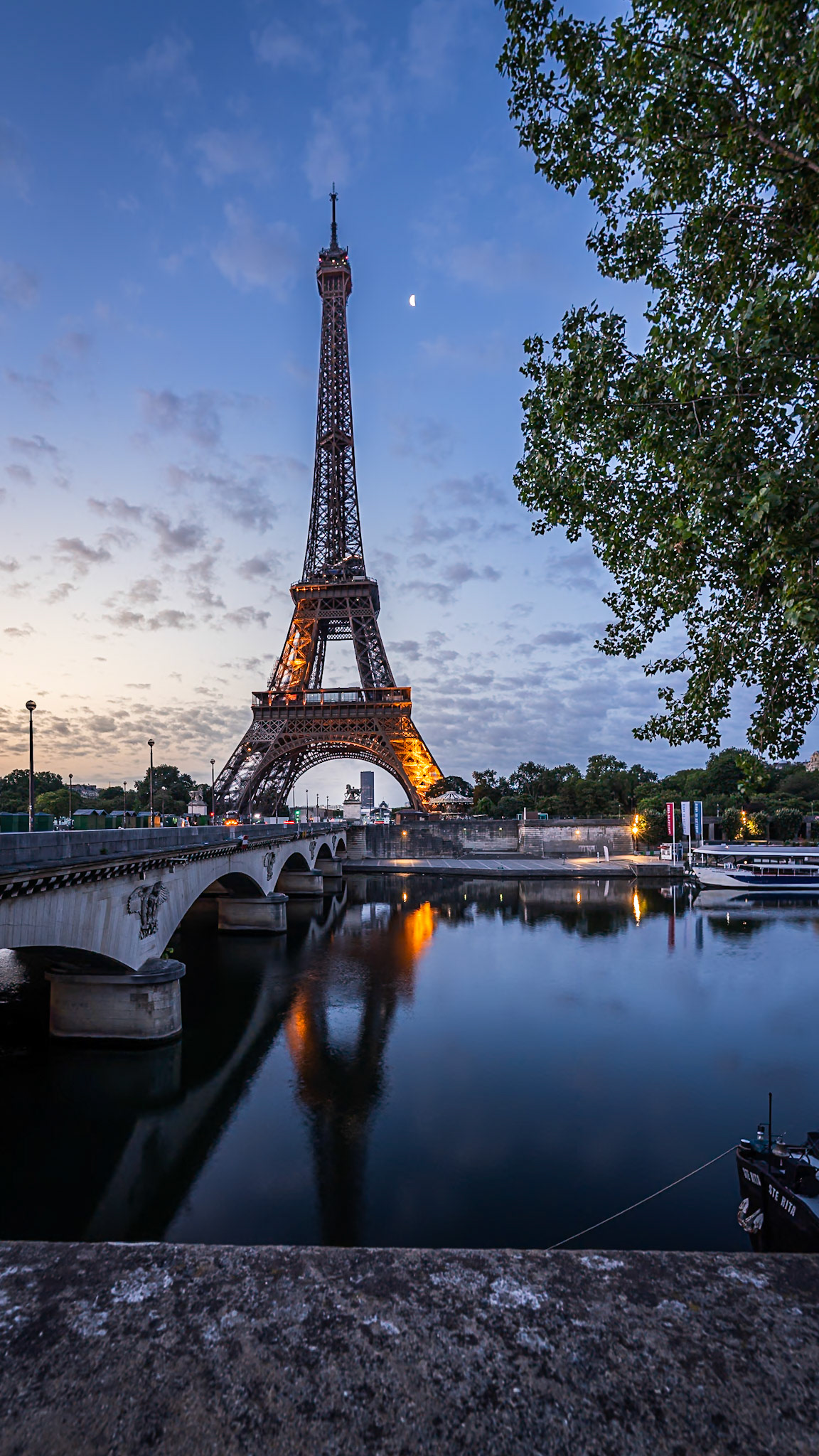 Paris - Dawn by the Tower (16:9)