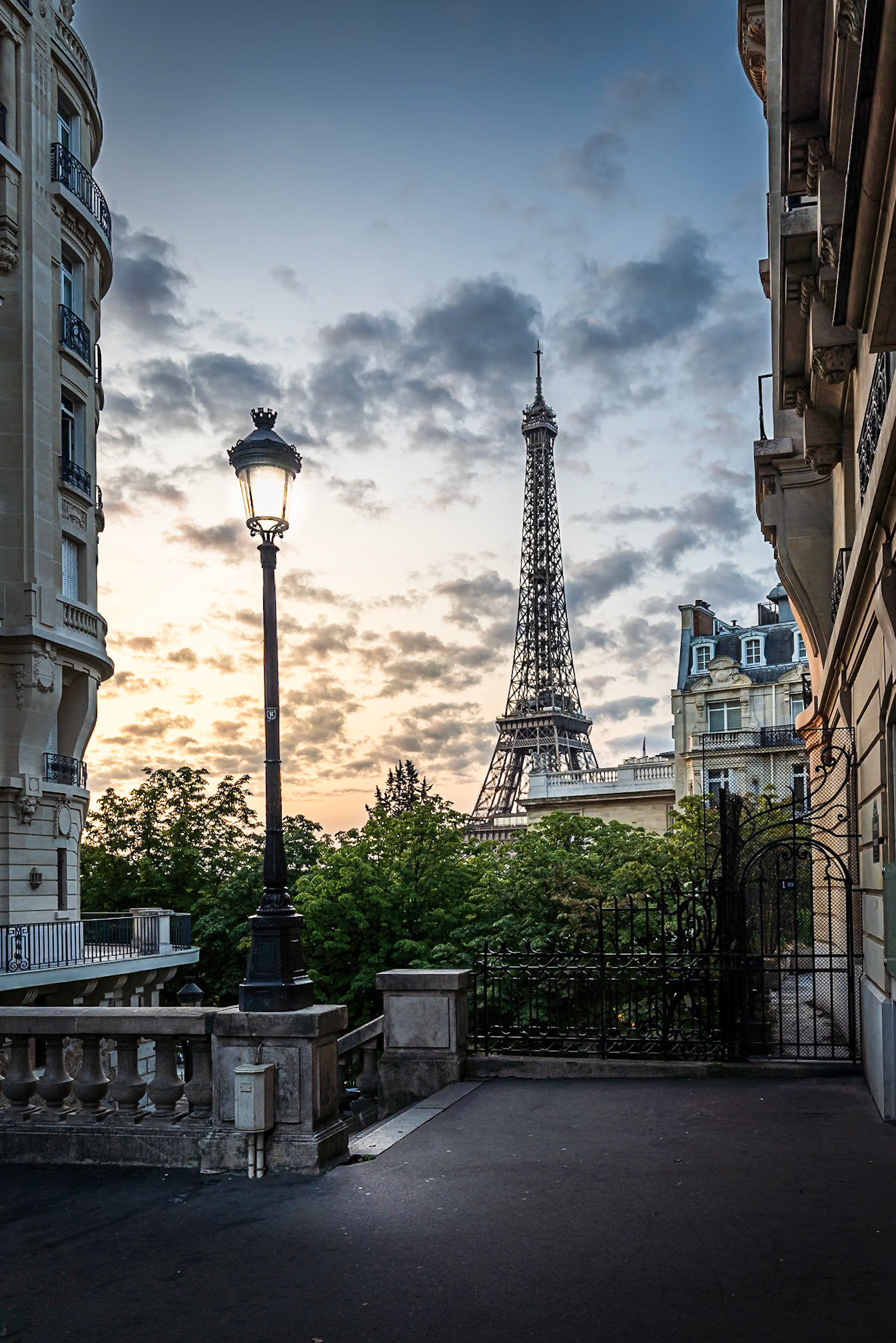 Paris - The Tower from the Alley (3:2)