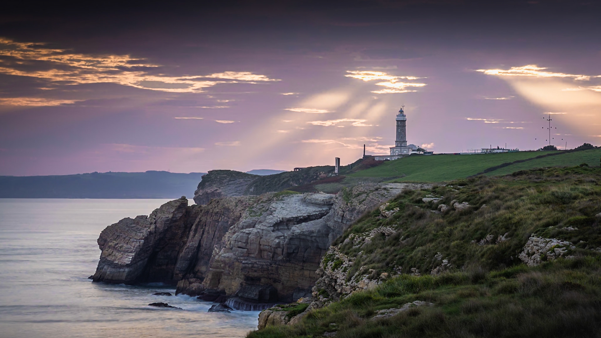 Cabo Mayor Lighthouse - Descending Light (9:16)