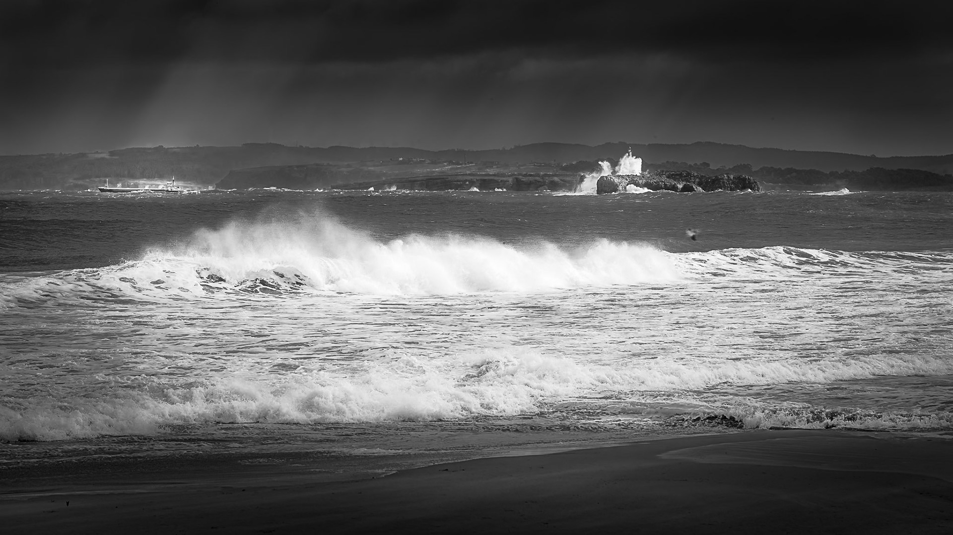 El Sardinero- Departing Ship, Surf and Lighthouse (16:9)
