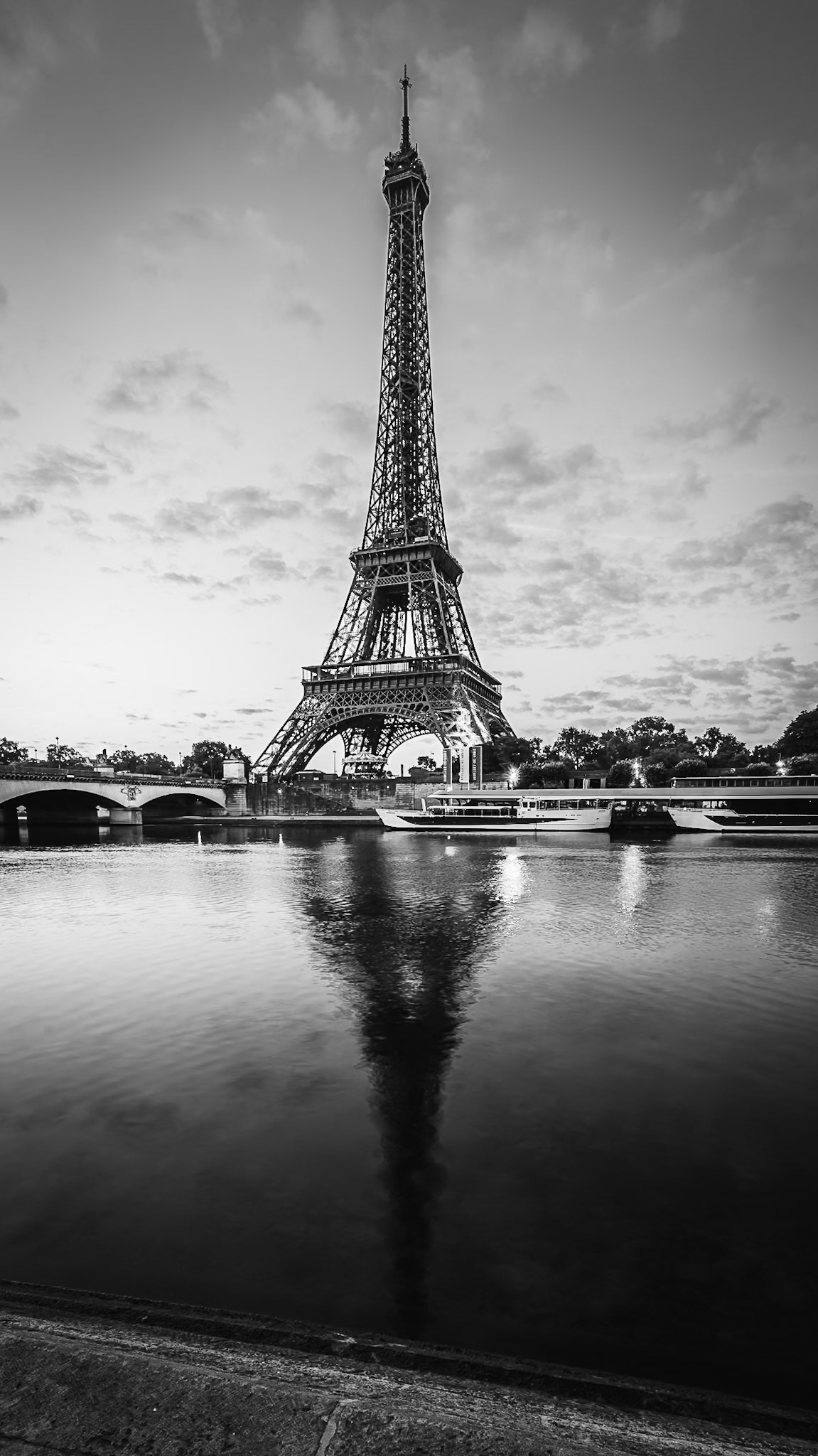 Paris - Seine Reflection (16:9)