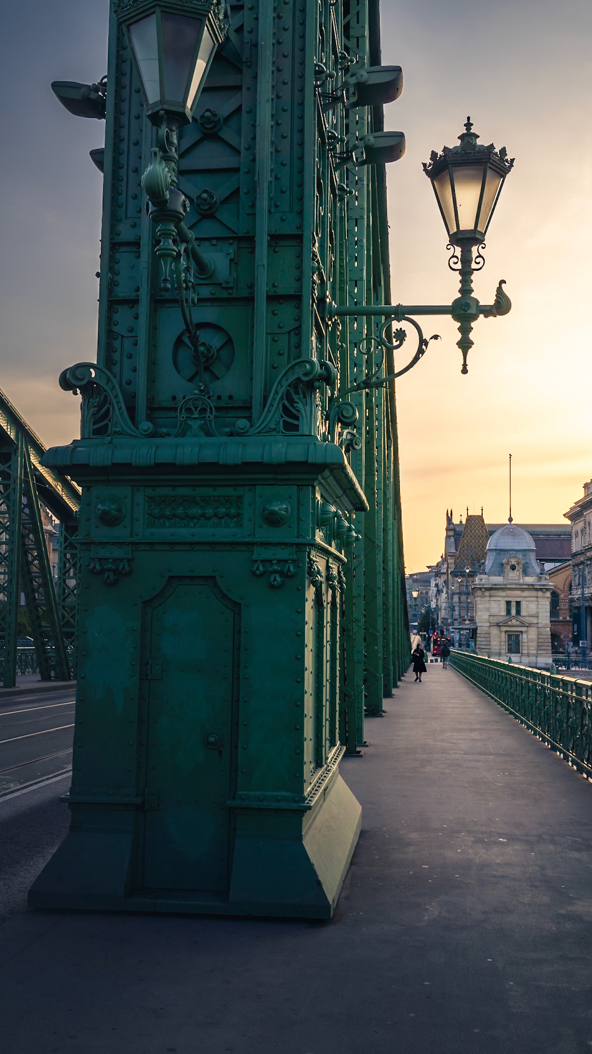 Budapest - Along the Crossing (16:9)