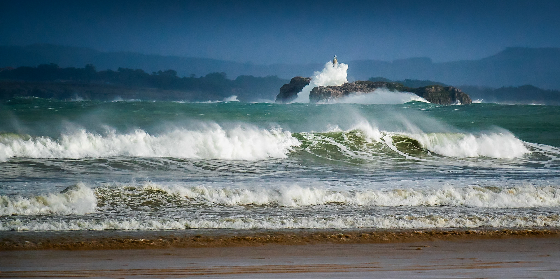 El Sardinero - Wave Show From the Beach (2:1)