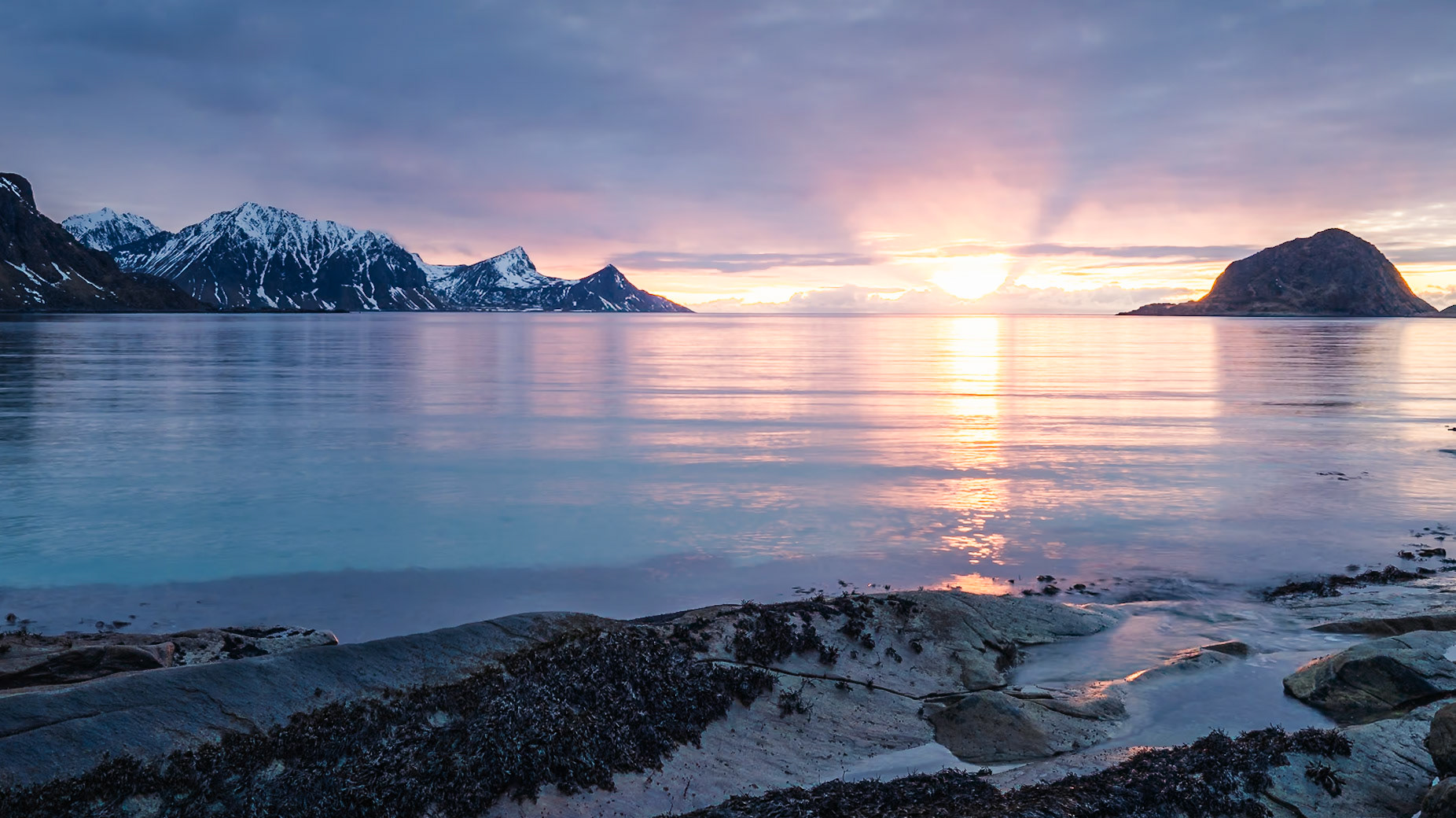 Haukland Beach - Rising Reflection (9:16)