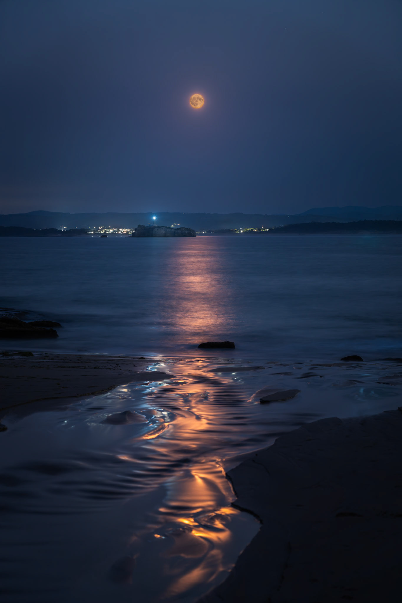 Los Molinucos Beach - Psychedelic Moon Reflections (3:2)