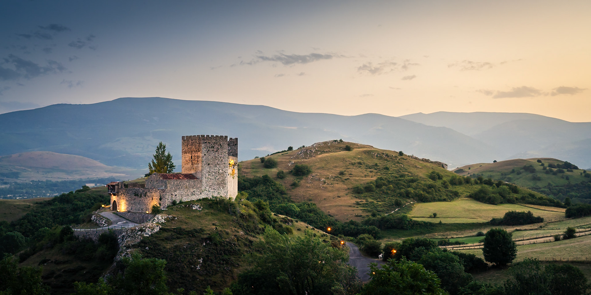 Argüeso, Campoo - Summer Sunset by the Castle (16:9)