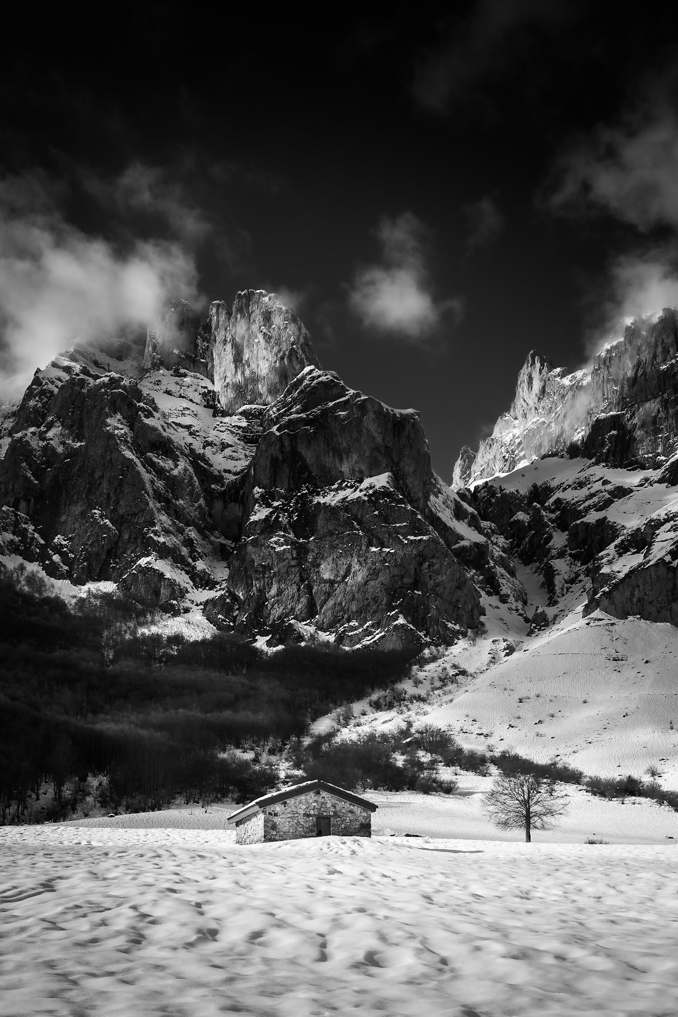Fuente Dé - Hut Under the Mountains (3:2)