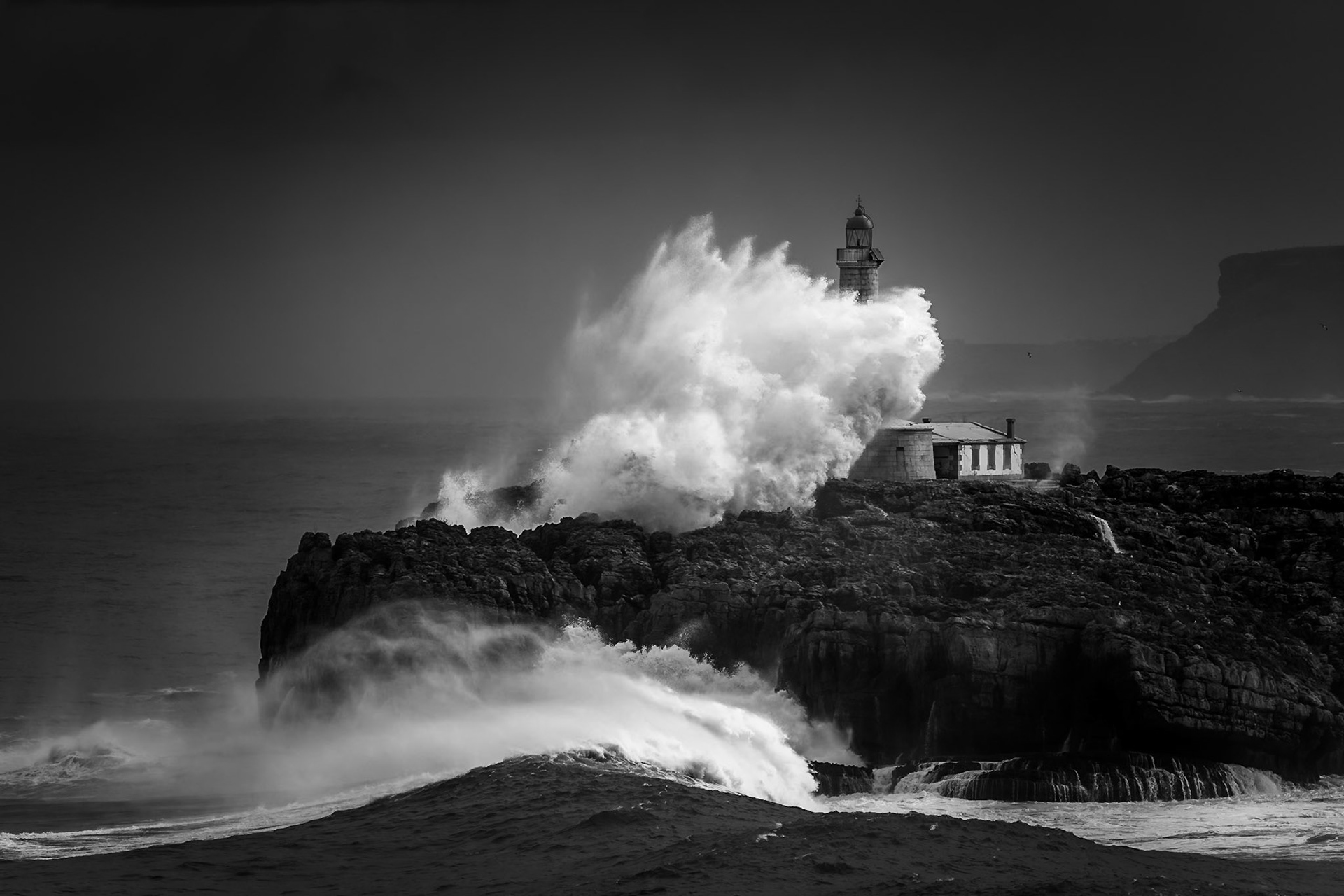 Mouro Island Lighthouse - Wave Splash (2:3)