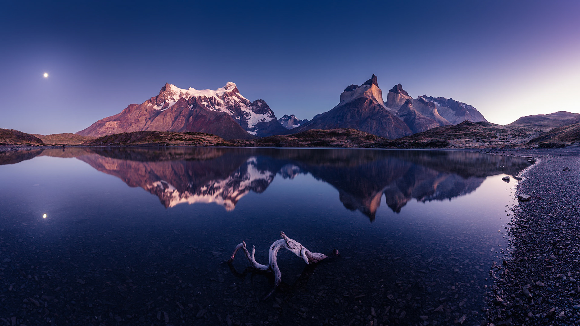 Torres del Paine - Between Moon and Dawn (9:16)