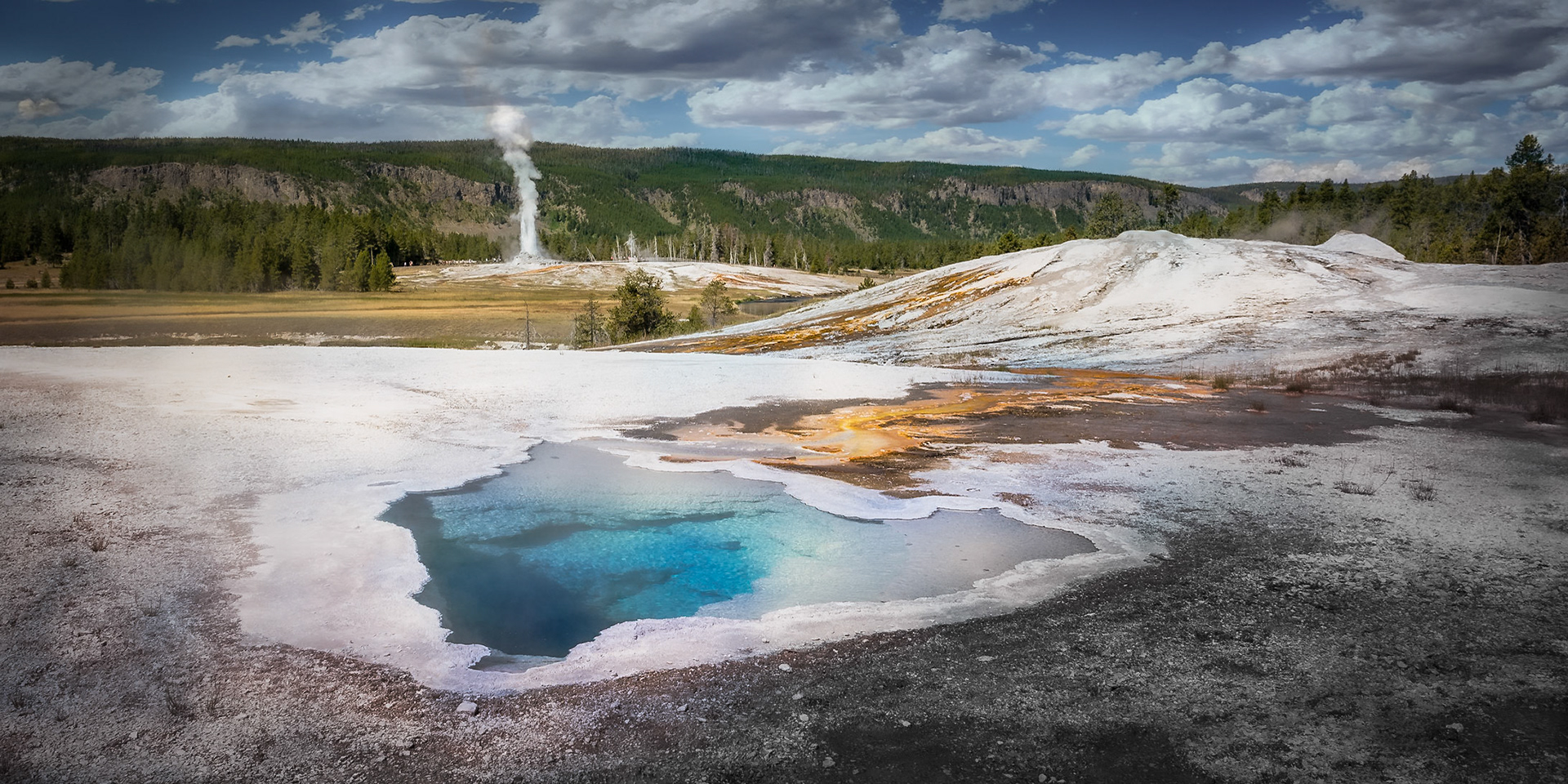 Yellowstone - Turquoise Hole and Geyser (1:2)