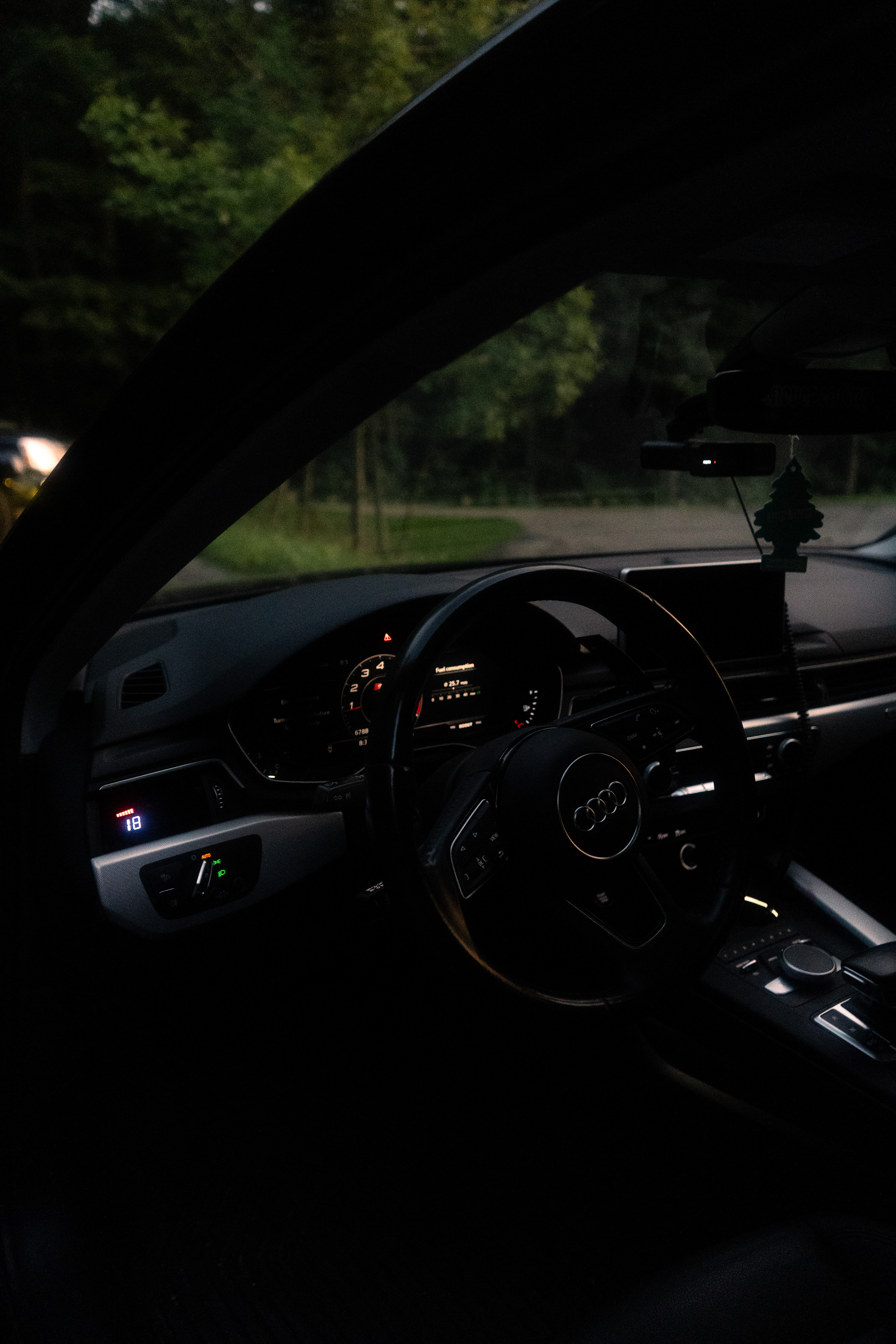Vent gauge installed on a 2017 Audi A4.