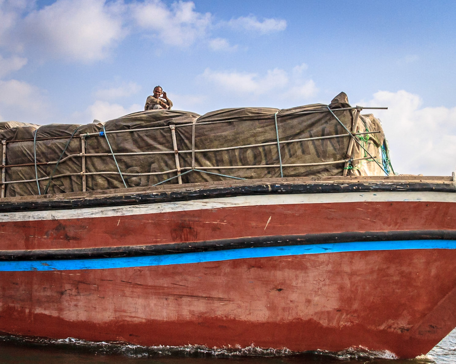 Dhow cargo boat worker, Dubai Creek, Dubai, UAE