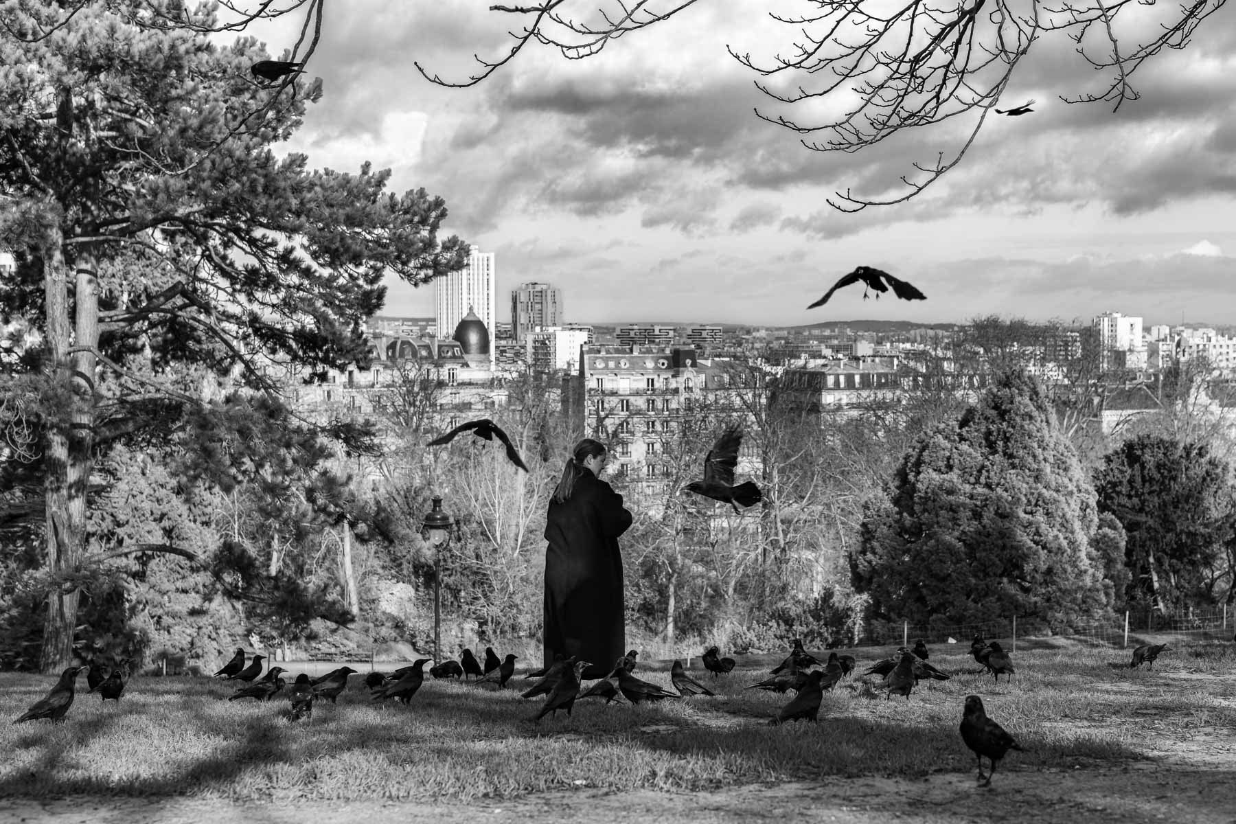 Femme aux Corneilles, parc des Buttes-Chaumont, Paris