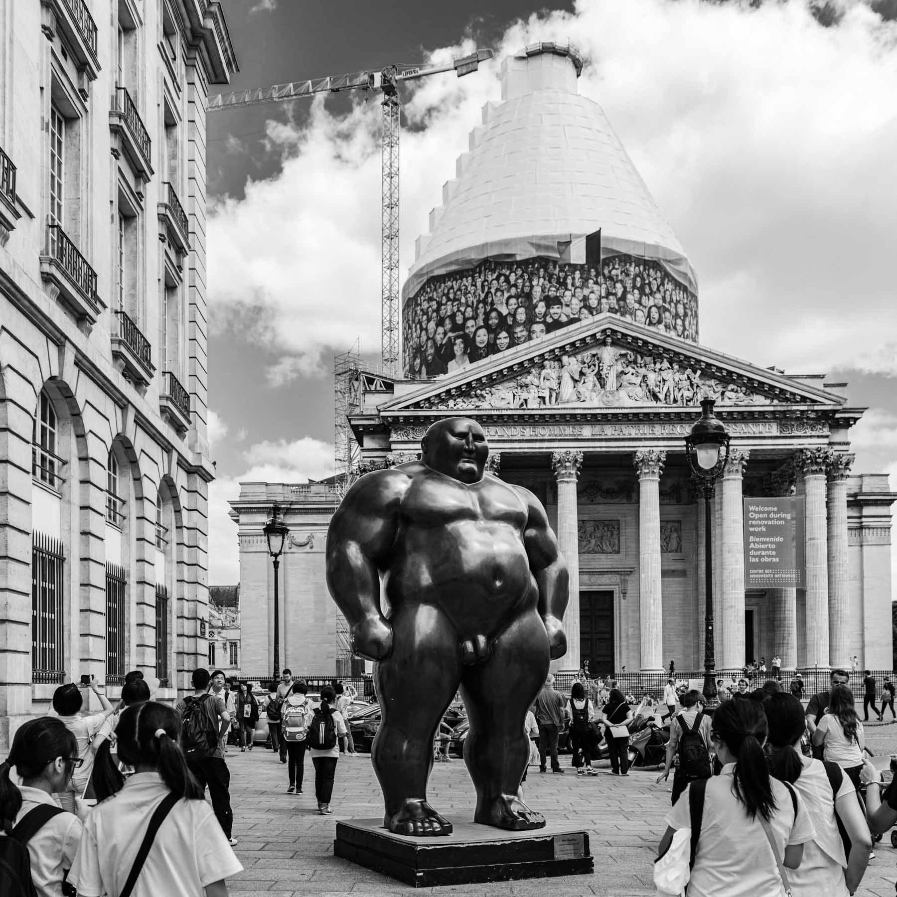 Sculpture défiant le Panthéon