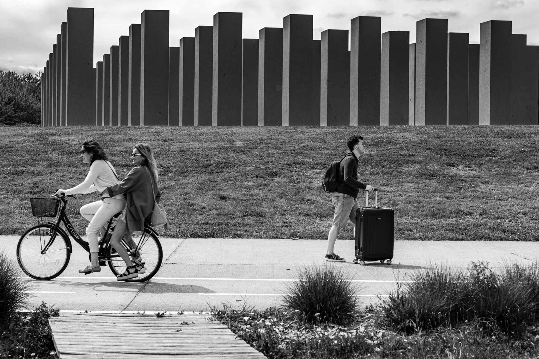 Défilé devant "Alignement" d'Aurélie Nemours, Rennes