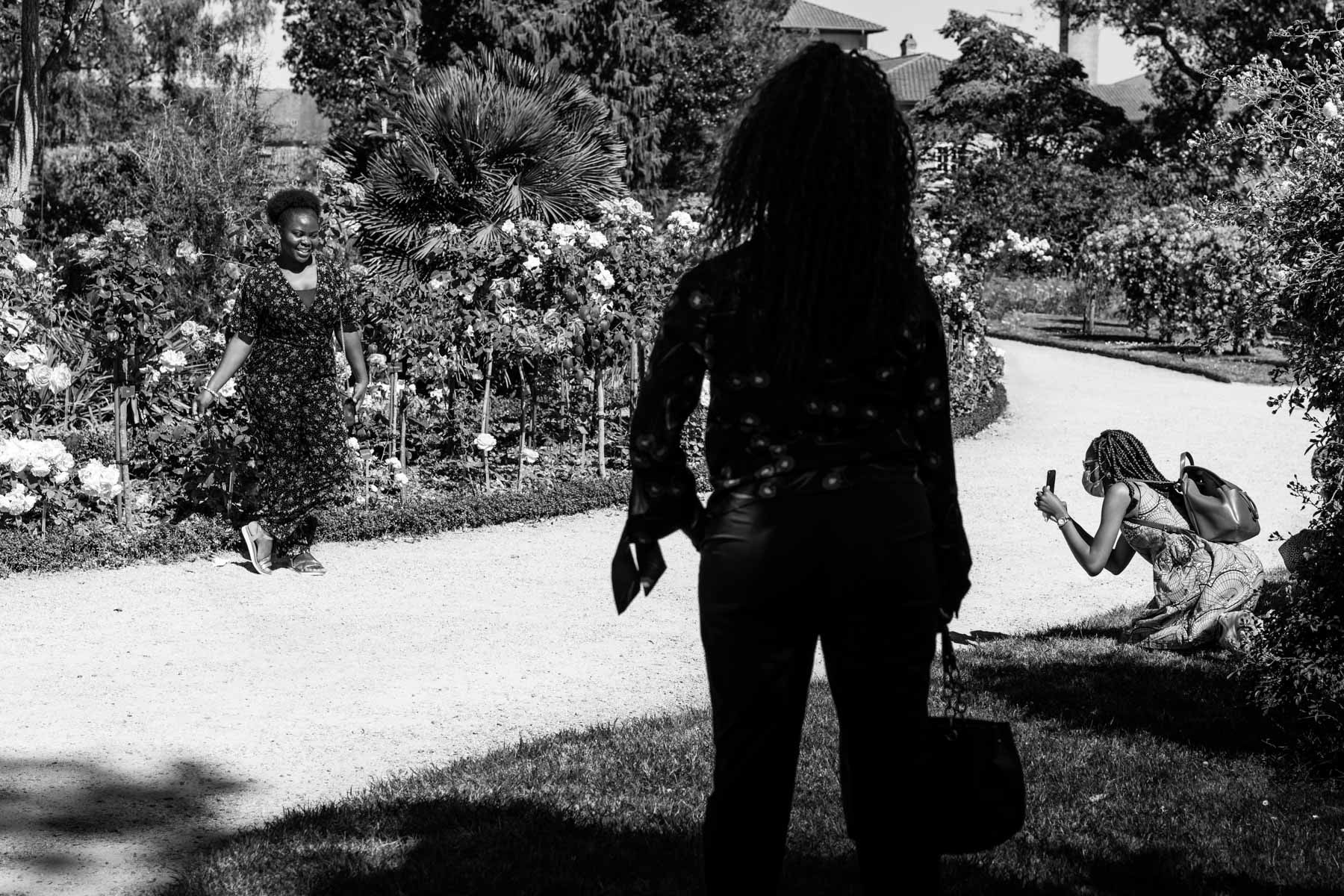 La pose s'impose devant les roses