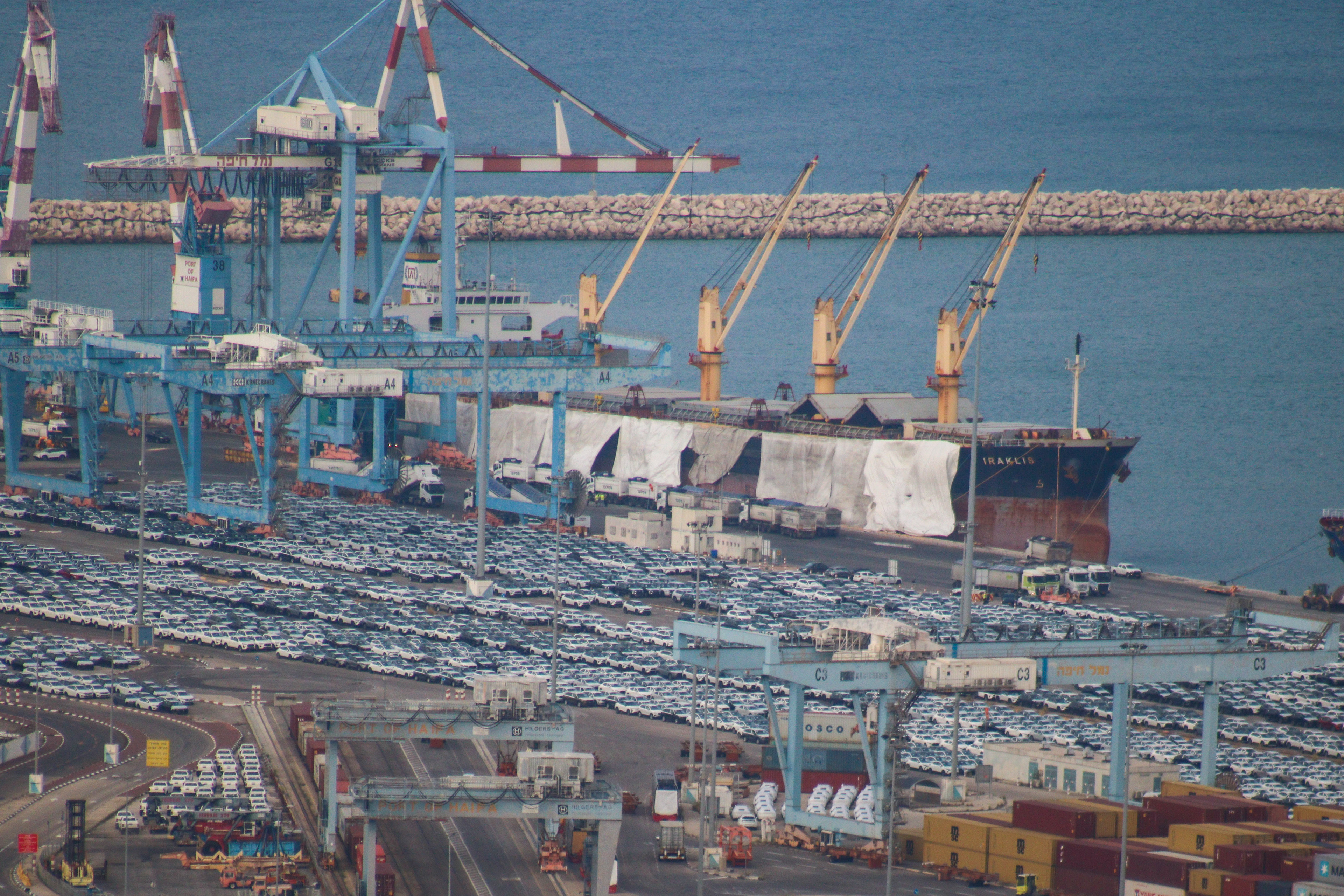 Bulk cargo discharging at the port