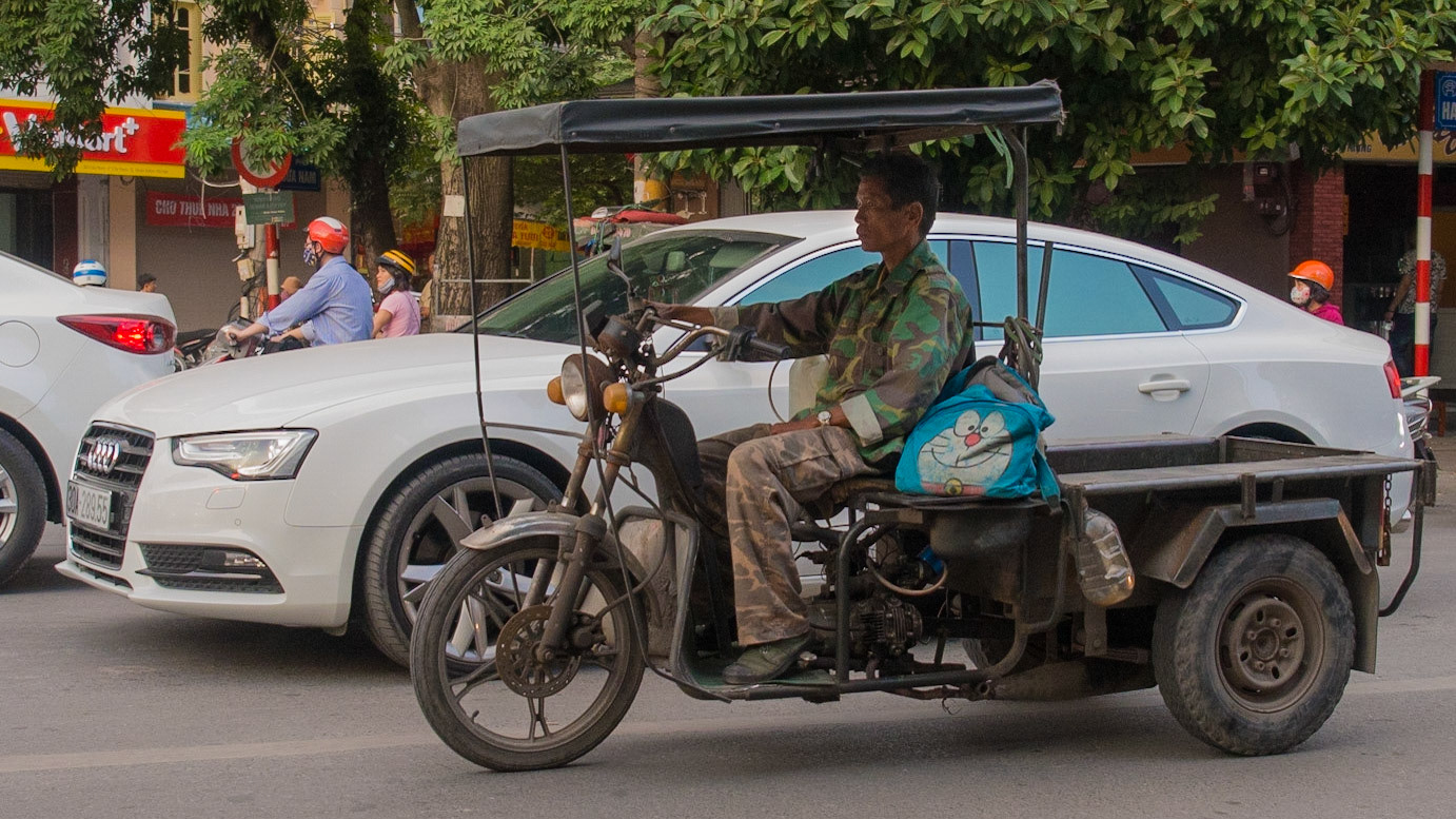 Audi vs Trike - Hanoi, Vietnam