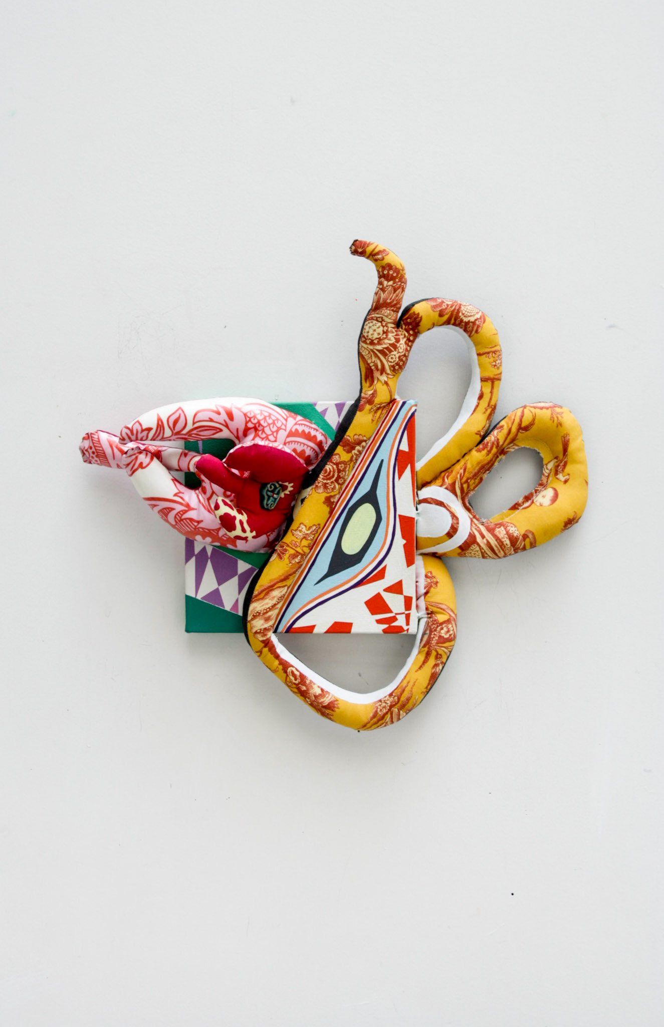 Porte baroque, 2012, acrylique, textile, divers, 42 x 42 cm sur toile 