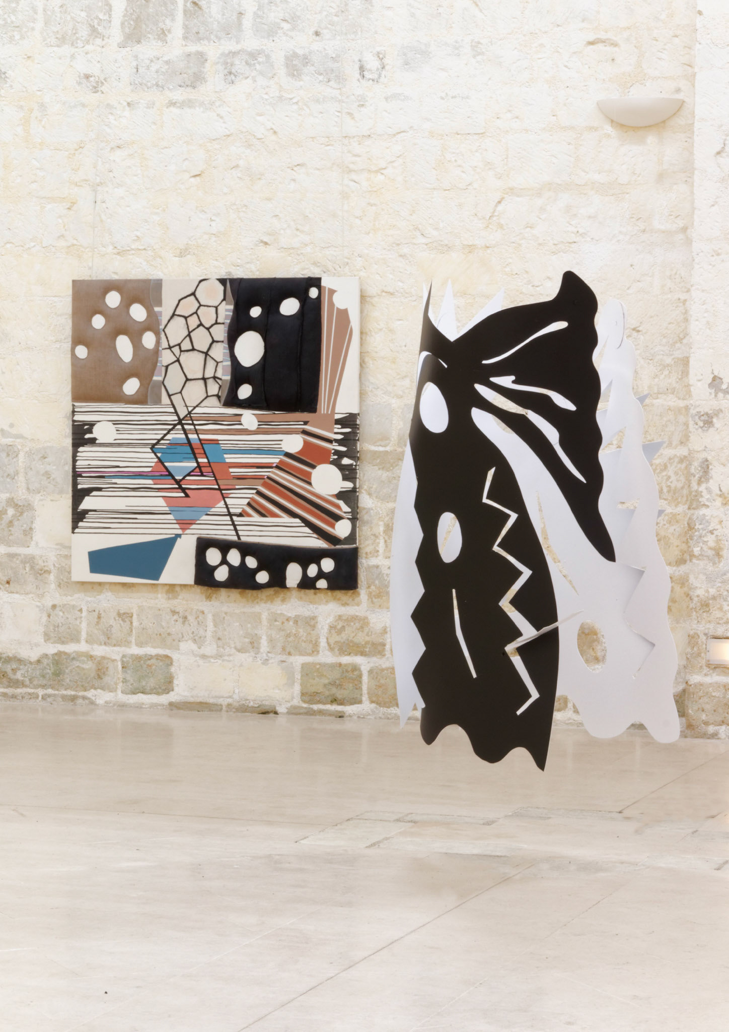 A droite : oeuvre de Juliette Jouannais