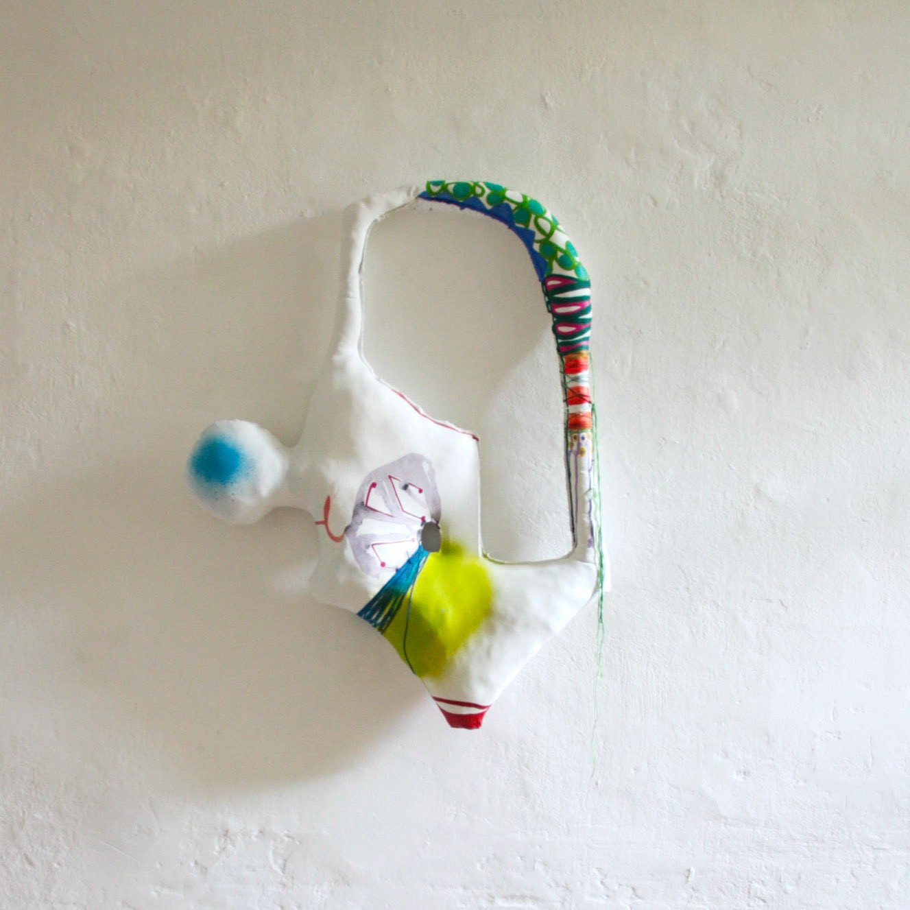 Le clown, 2017, acrylique sur toile, fil, divers, 82 x 62 x 10 cm