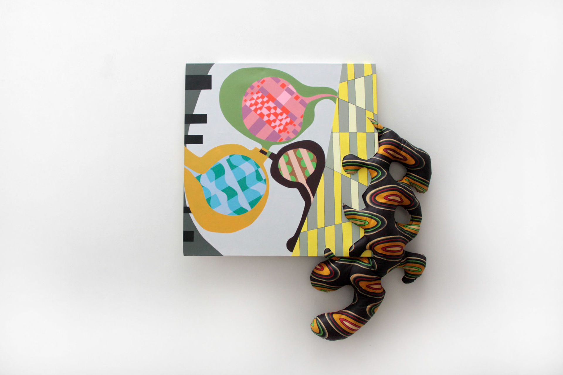 Les slogans, 2012, acrylique sur toile, textile, divers, 119 x 103 x 10 cm