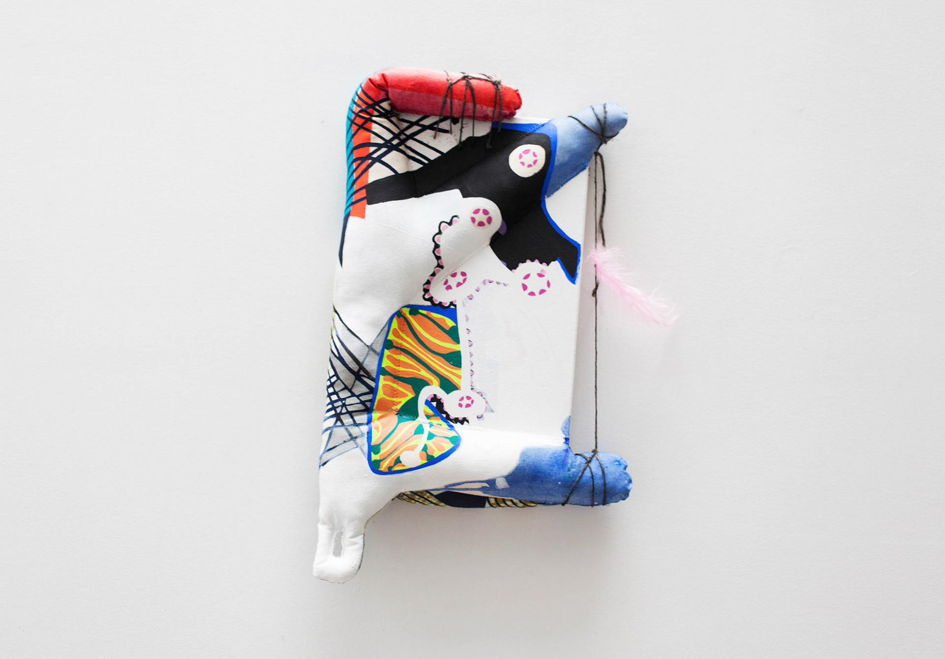 Jeter un sort, 2013, acrylique sur toile, corde, plume, divers, 50 x 31 x 5 cm