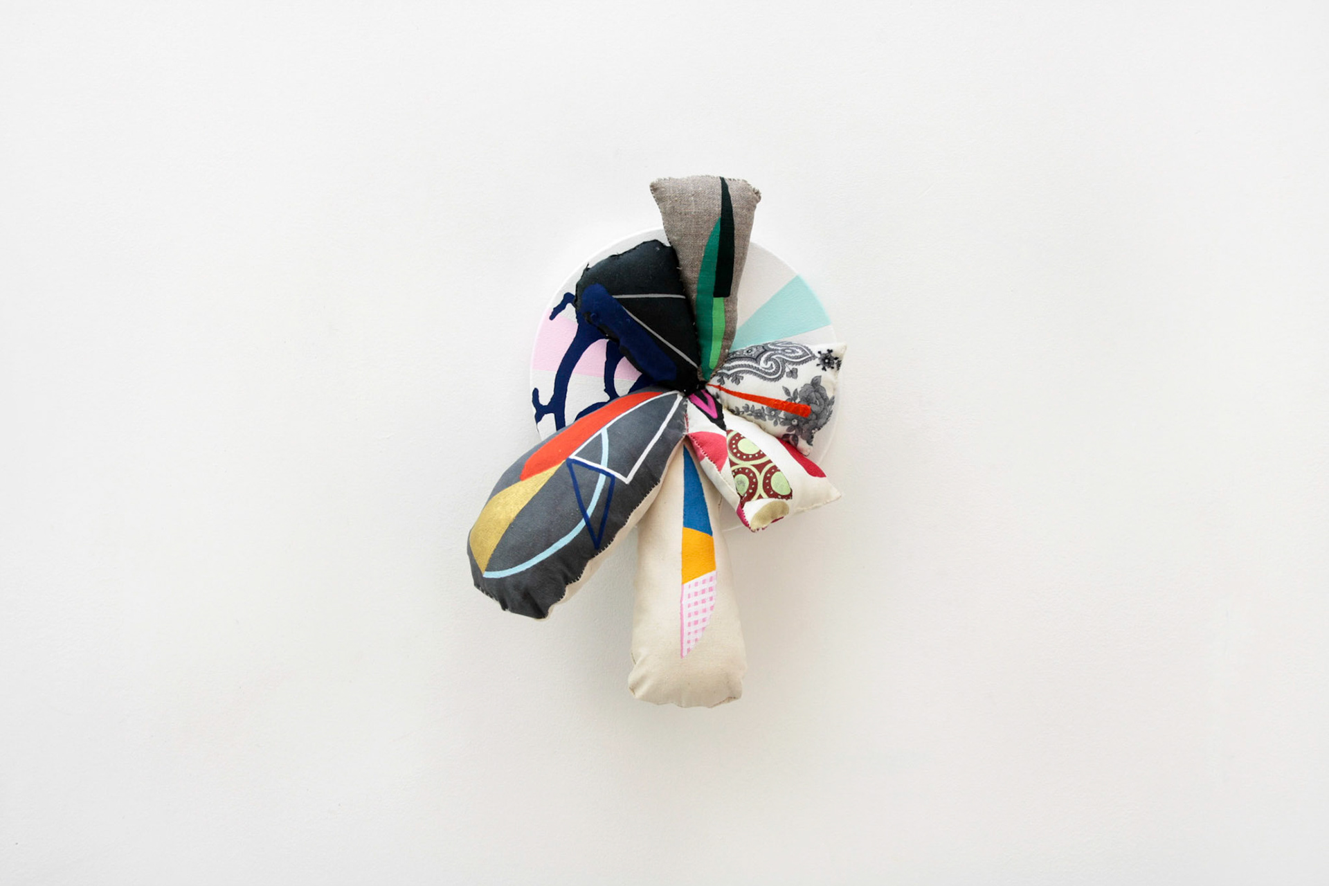 Les heures, 2016, acrylique sur toile, textile, divers, 32 x 25 x 9 cm 