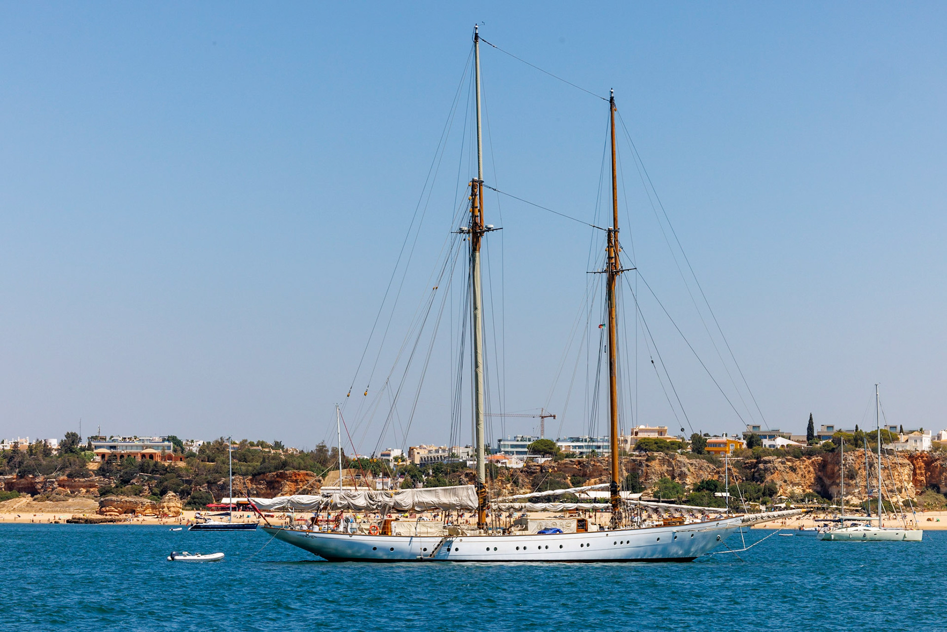 Pulling into Ferragudo lunch