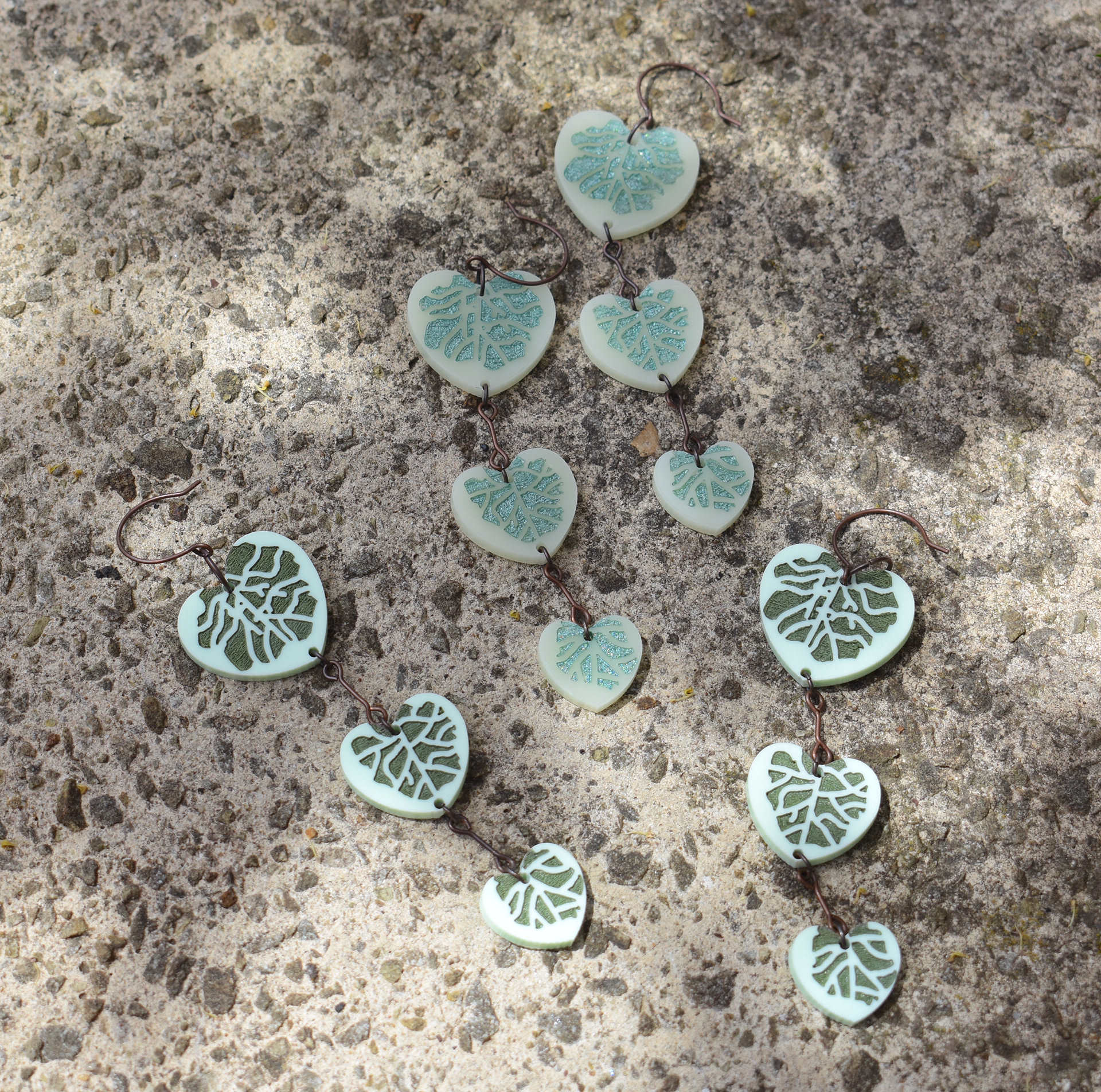 Earrings in ivory and light green
