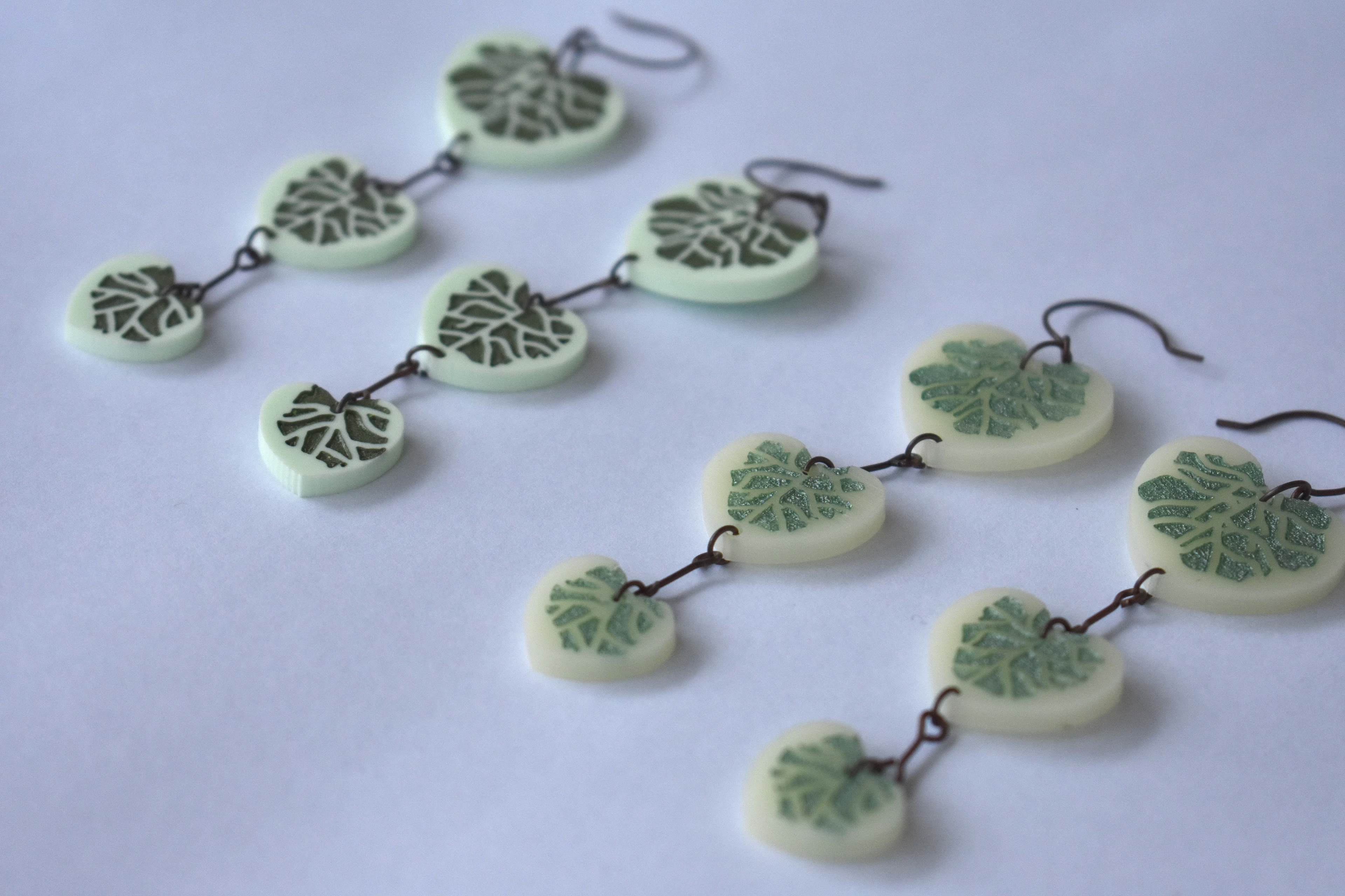 Earrings in ivory and light green