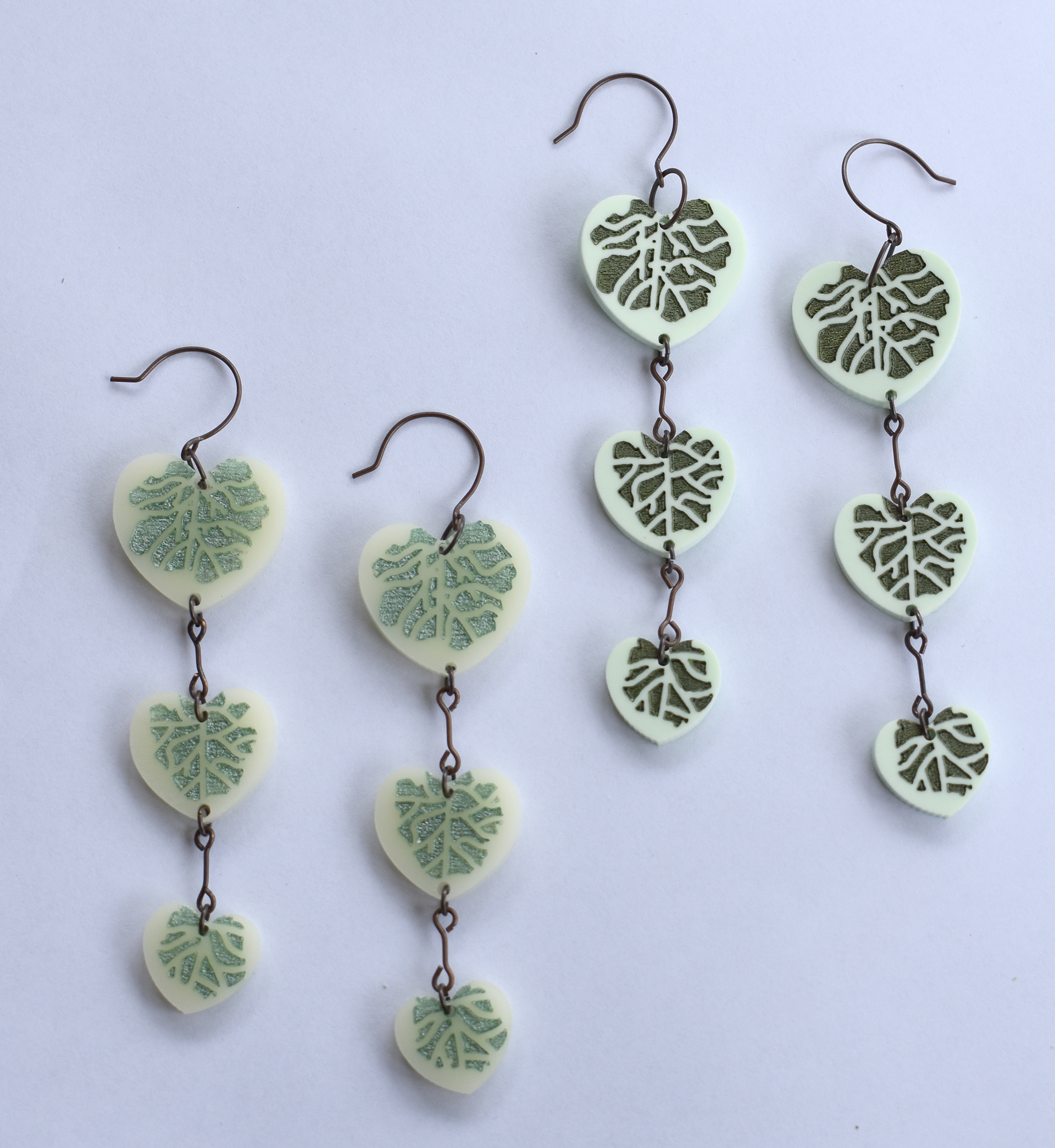 Earrings in ivory and light green