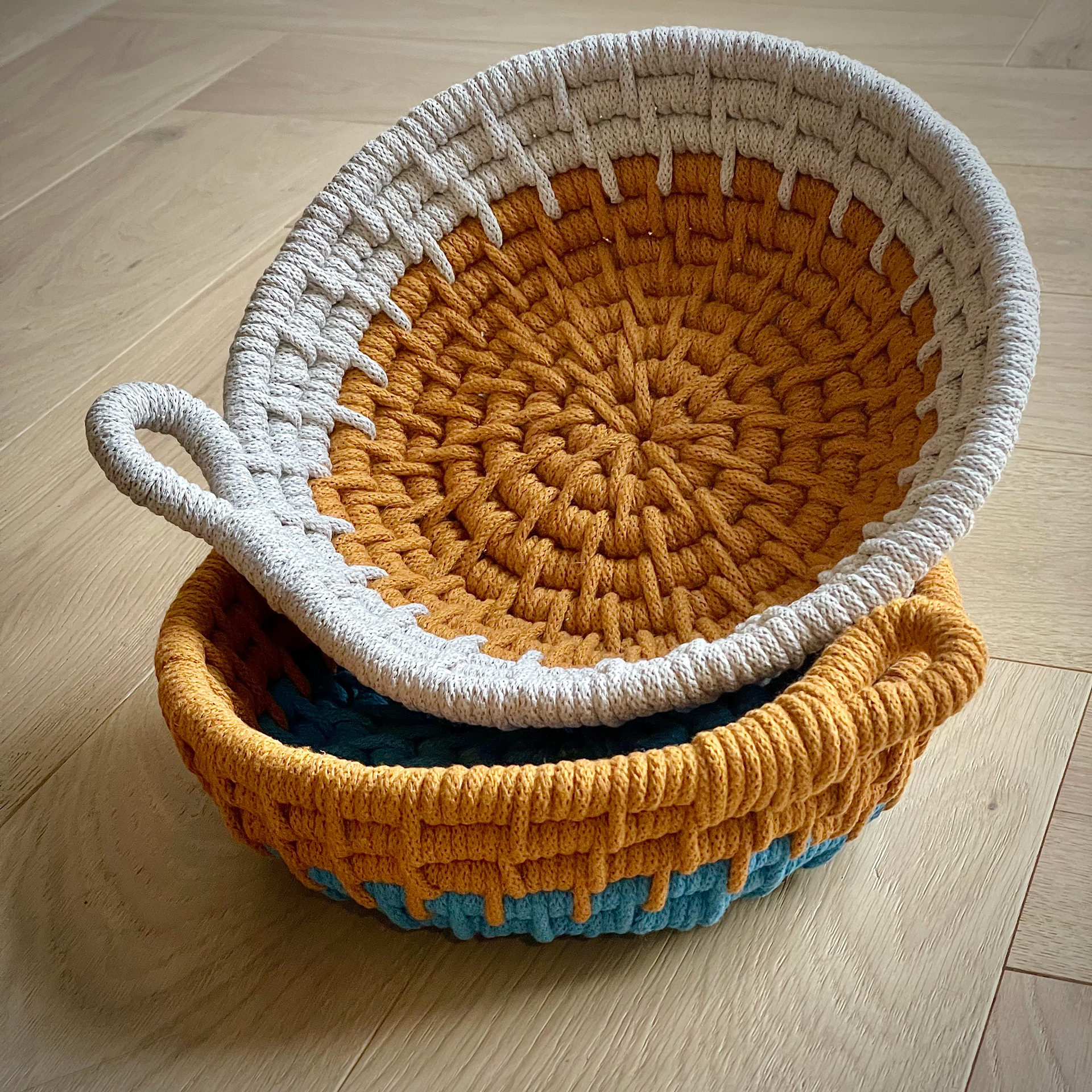 TWO COLOUR COILED BASKET BOWLS