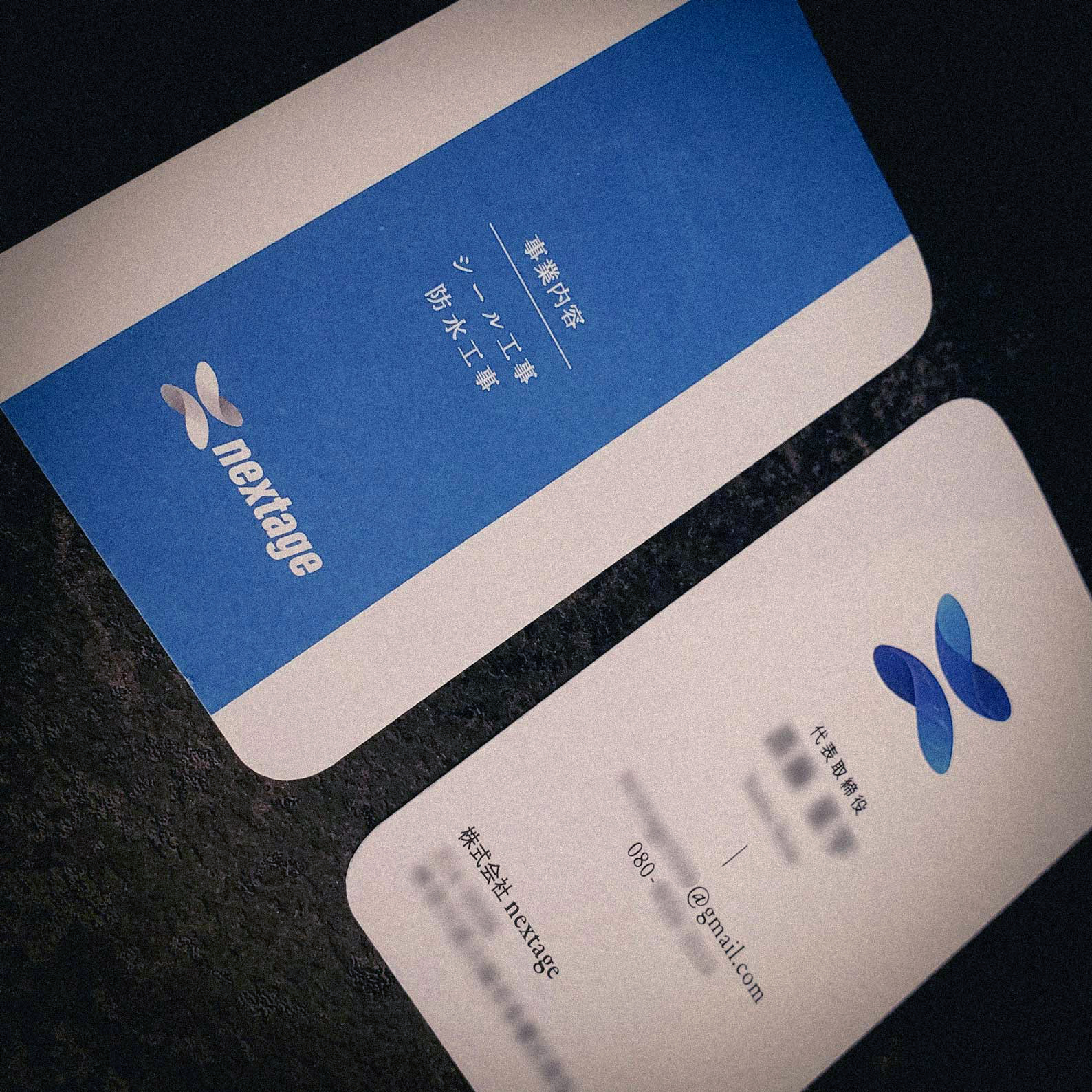 エンボス加工を施し、ロゴを立体的に表現したデザイン