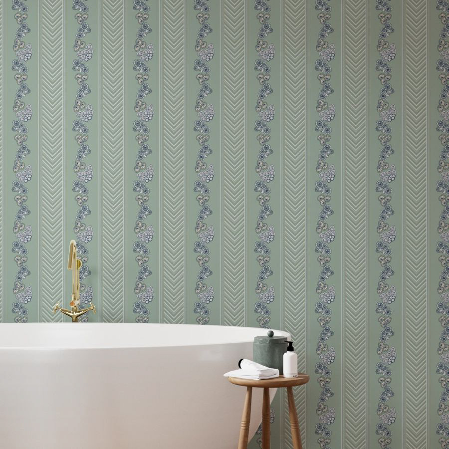 A structured pattern alternating between rhythmic herringbone columns and vertical bands adorned with delicate marine formations. This design perfectly balances geometric rigor with the softness of aquatic life.