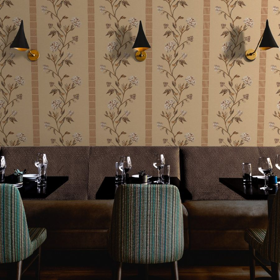 An elegant vertical stripe composed of climbing flowers and rhythmic geometric patterns. This design combines the finesse of classic botanical illustration with an orderly structure.