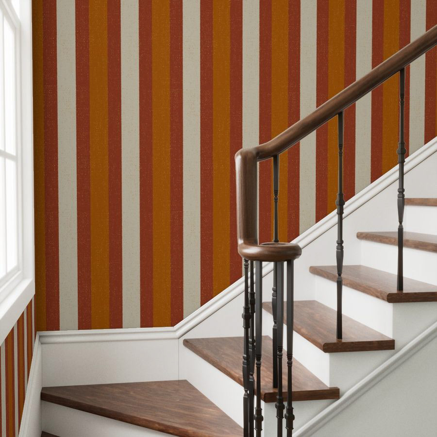 Bold vertical stripes alternating ocher and terracotta for a classic yet warm look that structures the space.