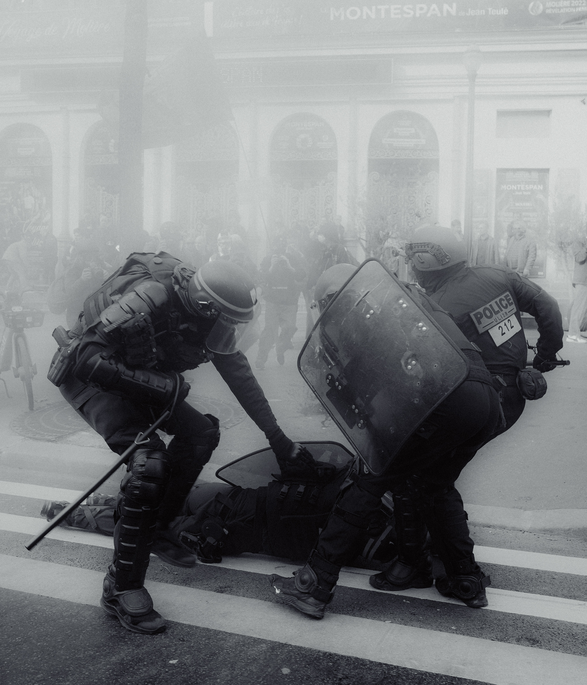 "Cop on the ground" / Manifestation contre la reforme des retraites, Acte 9 Paris Bastille/Opera 23/03/2023
