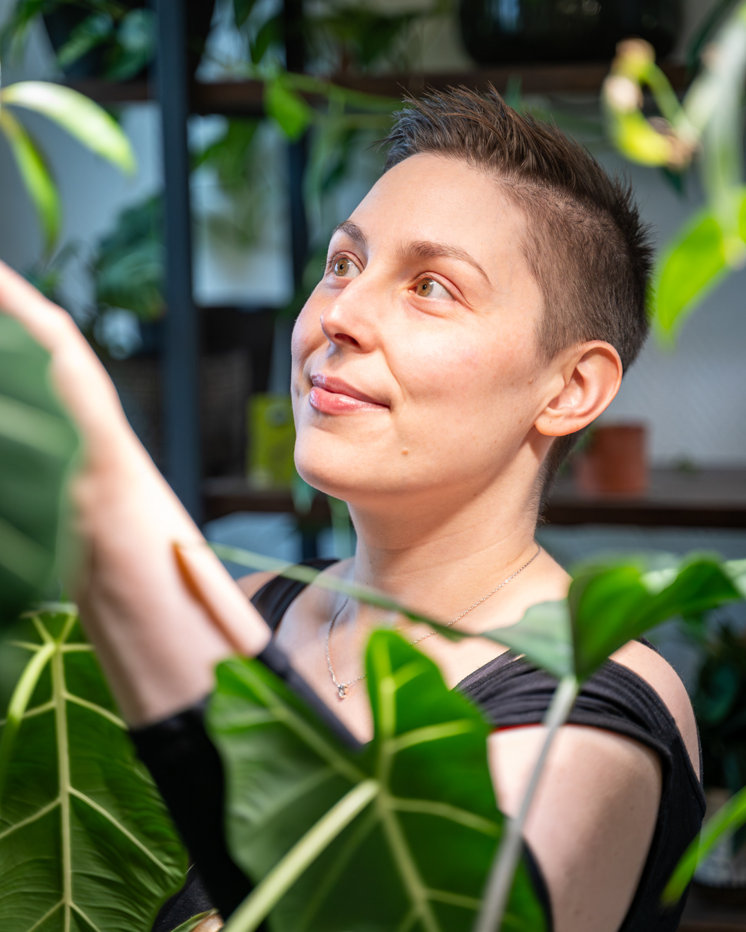 Rachel dans ses plantes