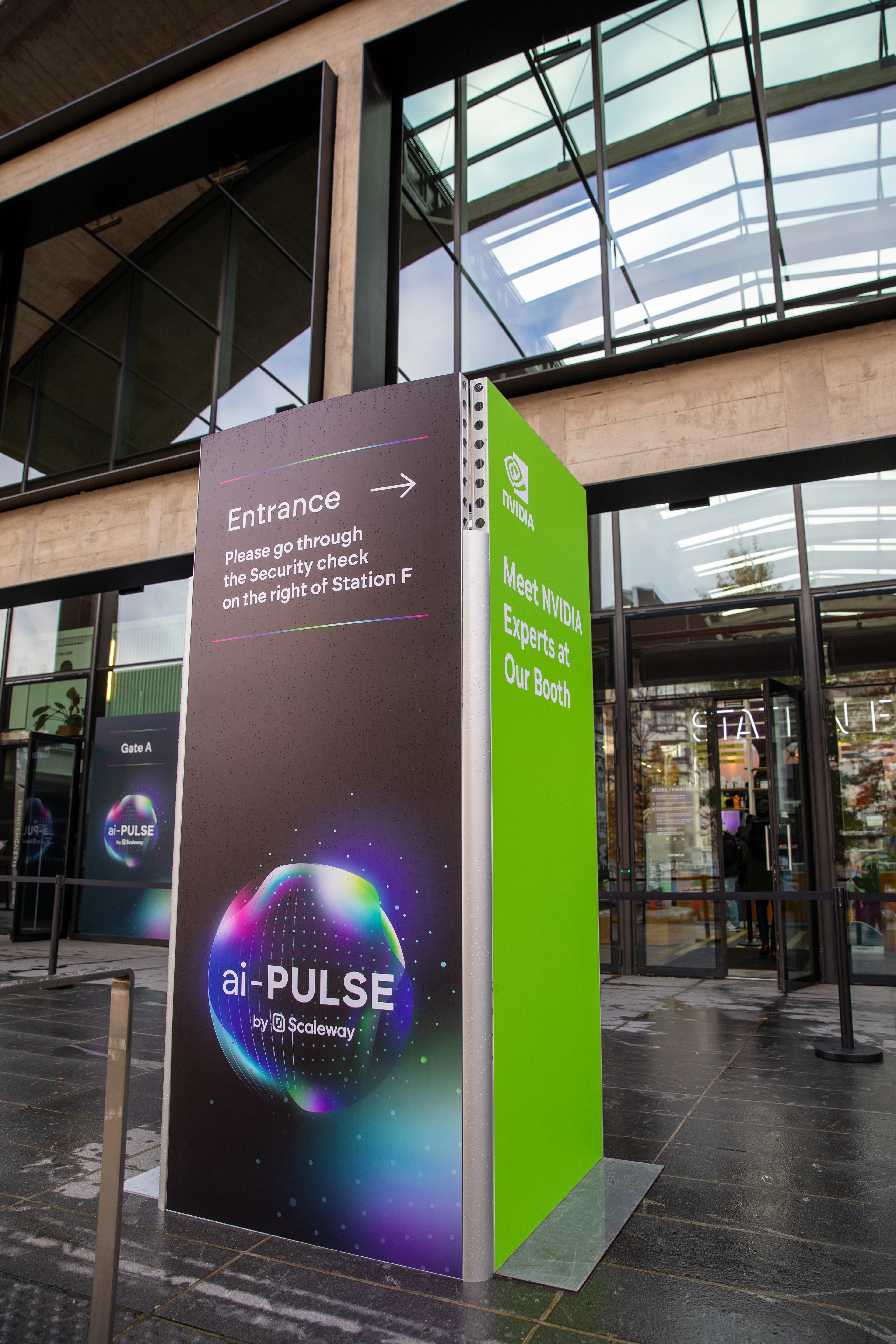 Evénement AI Pulse pour Scaleway - Signalétique extérieure