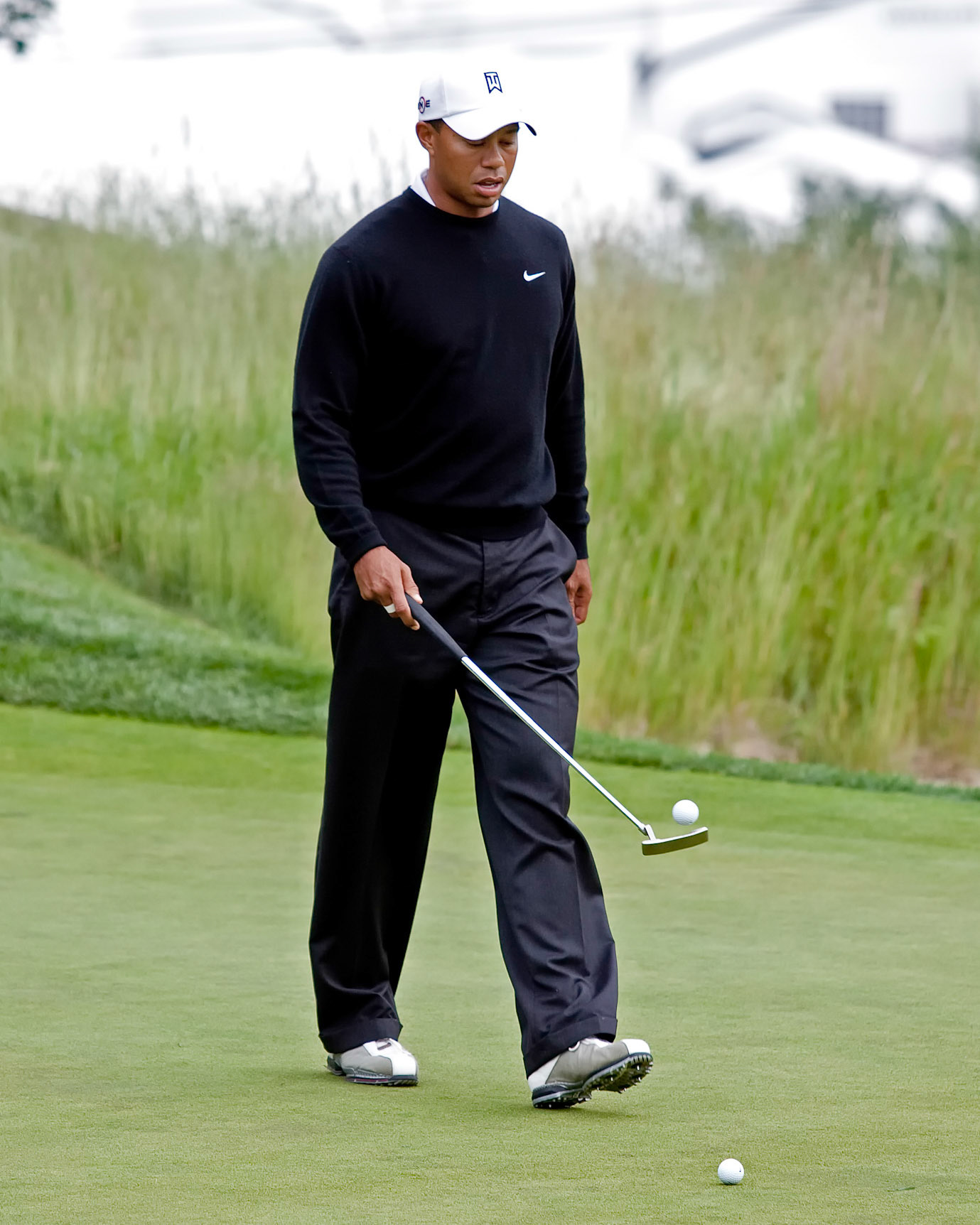FARMINGDALE, , NY - JUNE 16: Tiger Woods has fun bouncing the golf ball off his putter on the Black Course during the 2009 US Open on June 16, 2009 in Farmingdale, NY.